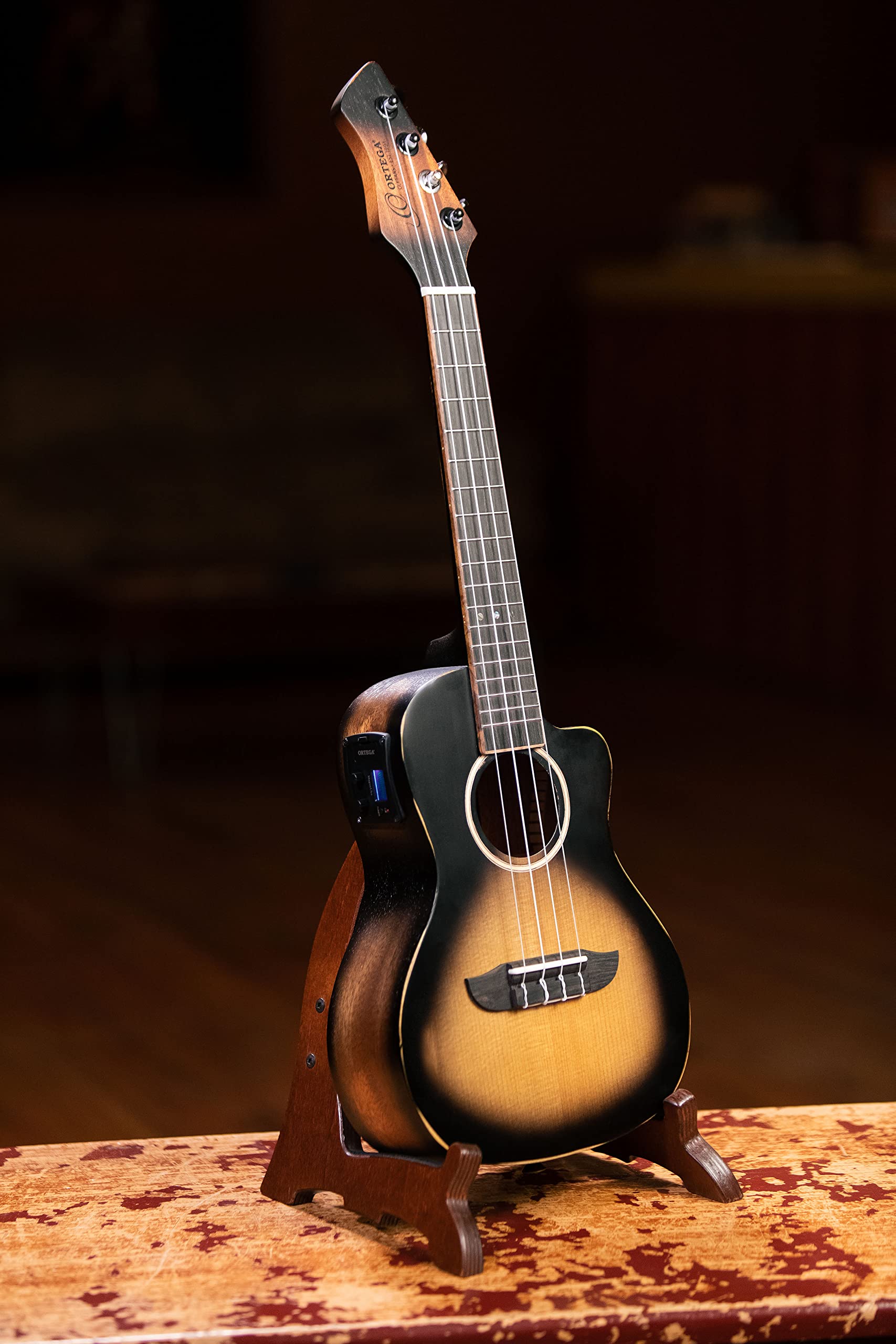 Ortega Guitars Ukulele Concerto Elettro-Acustico – The Private Room Series – Gig Bag Inclusa – Alaskan Abete Rosso / Mogano, Distressed Finish (DSSUITE-UKE)