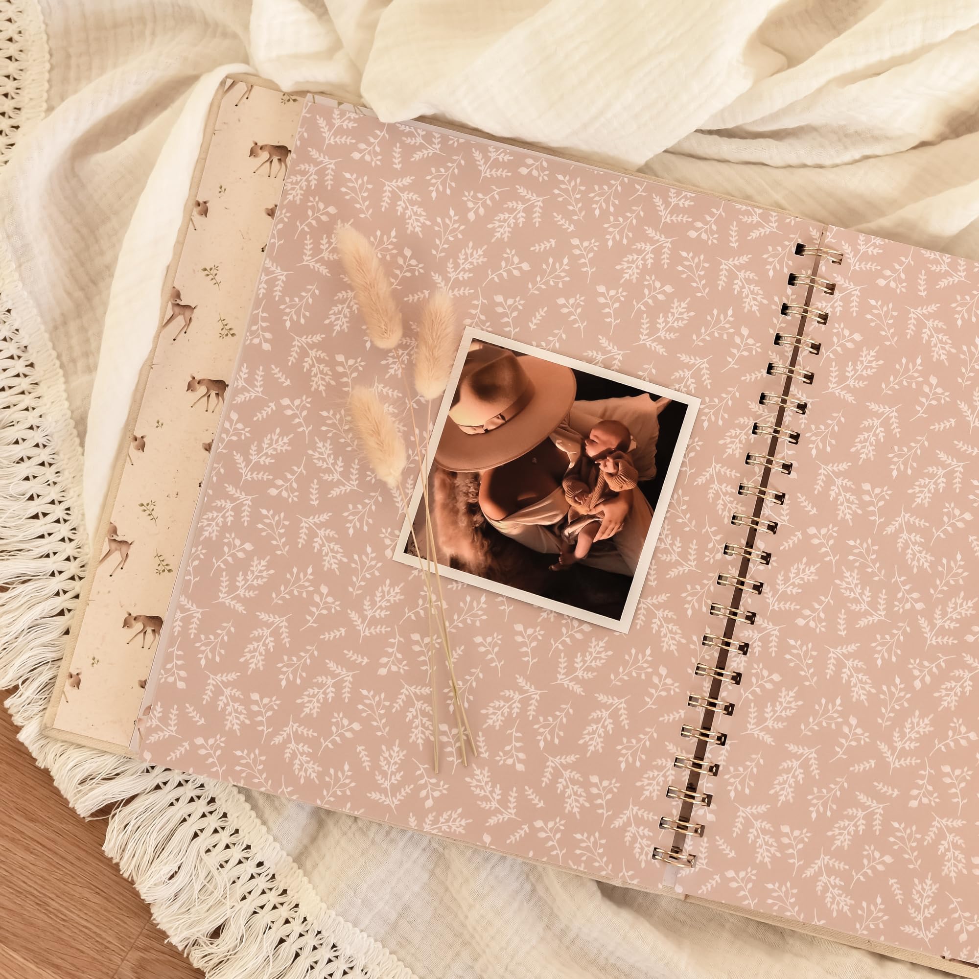 Peachly Unisex Baby Erinnerungsbuch | Minimalistisches erstes Jahr Andenken für Meilensteine | Einfaches Woodland Scrapbook Babybücher für Jungen oder Mädchen | 60 Seiten Naturleinen - Wald
