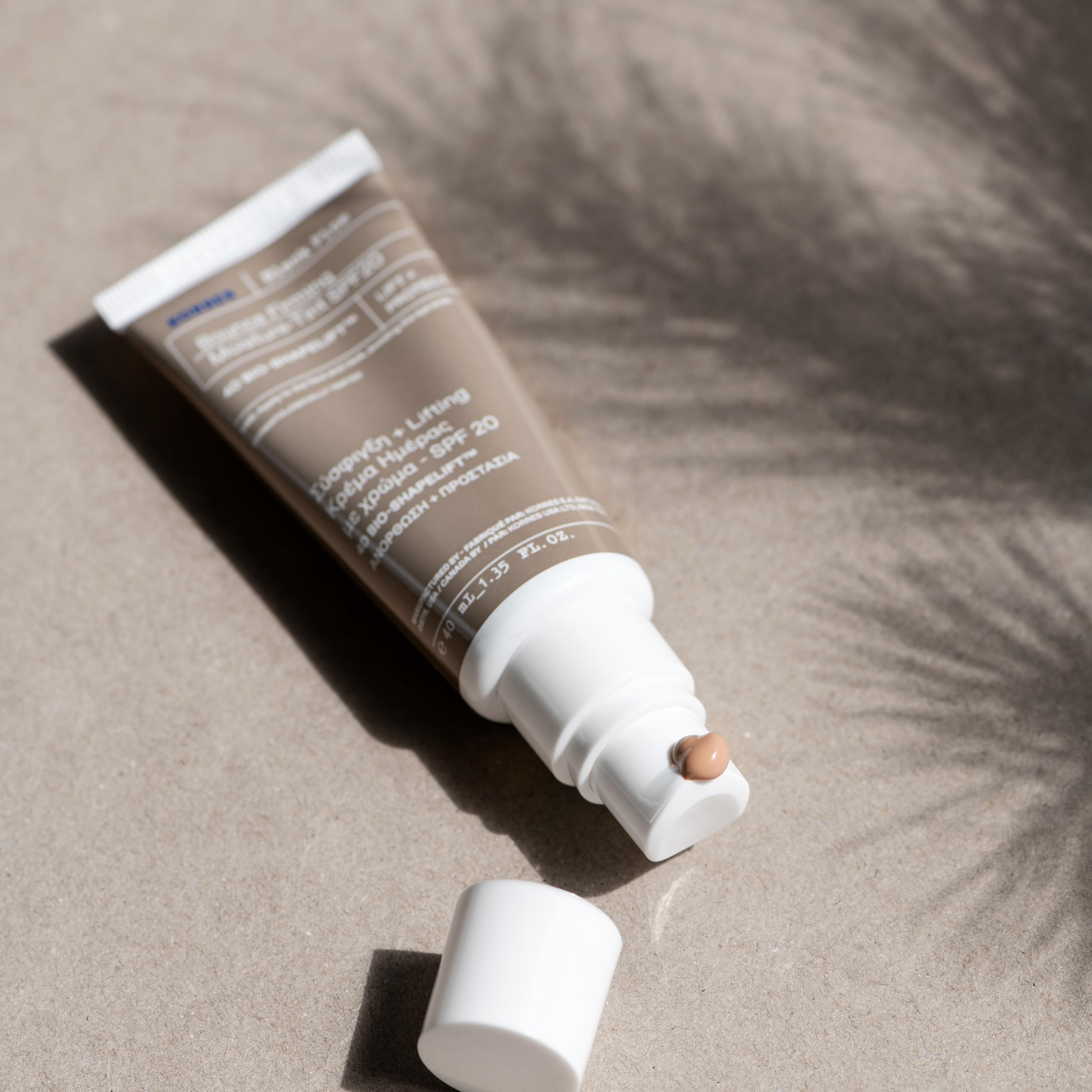 KORRES BLACK PINE 4D BioShapeLift Straffende Feuchtigkeitscreme SPF20, 40ml | leicht getönt für strahlenden Teint, straffend & festigend, für alle Hauttypen, definiert Gesichtskonturen, vegan