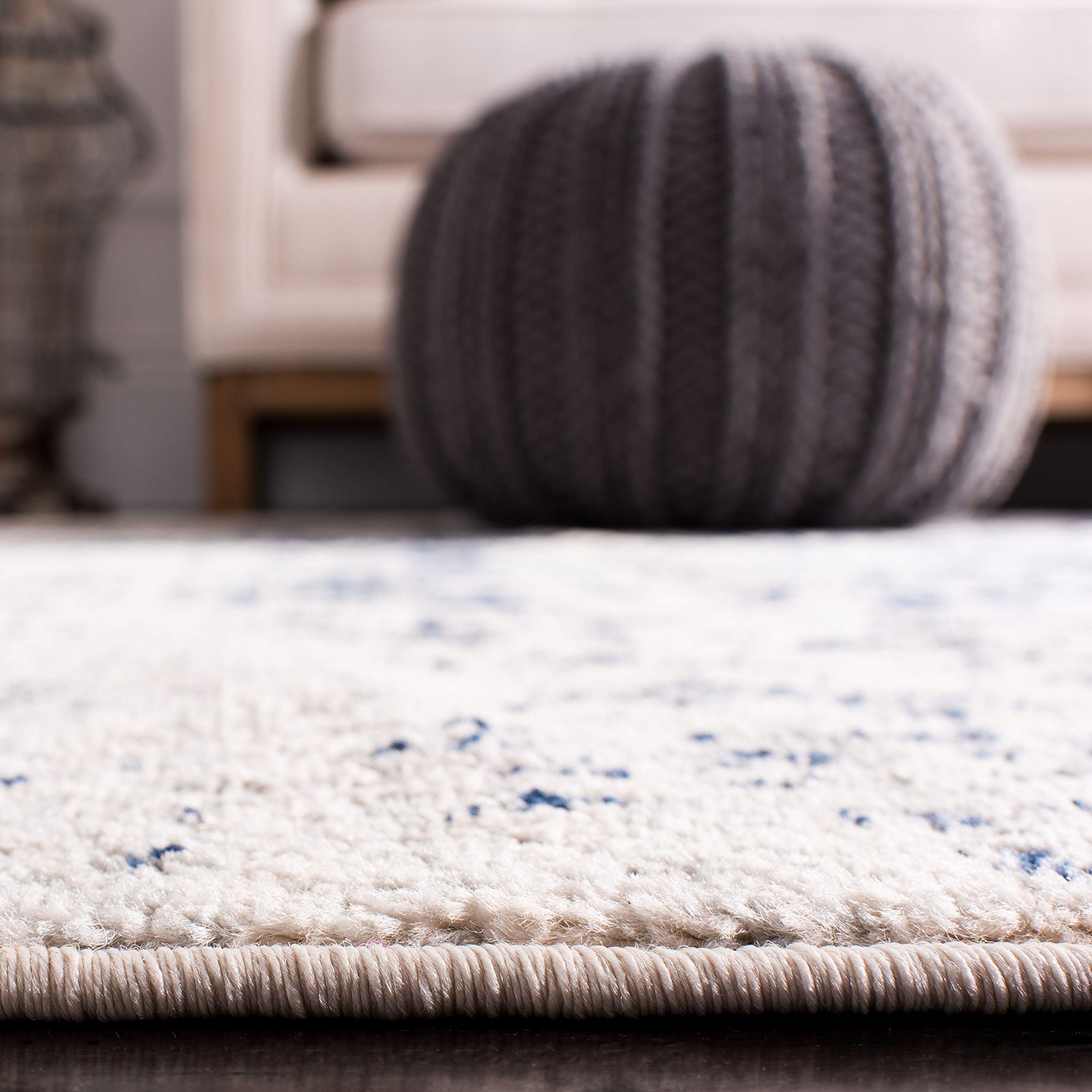 SAFAVIEH Tapis de Sol Vieilli pour Salon, Salle à manger, Chambre à coucher - Madison Collection, Tapis à poil court, Crème et Marine, 91 X 152 cm