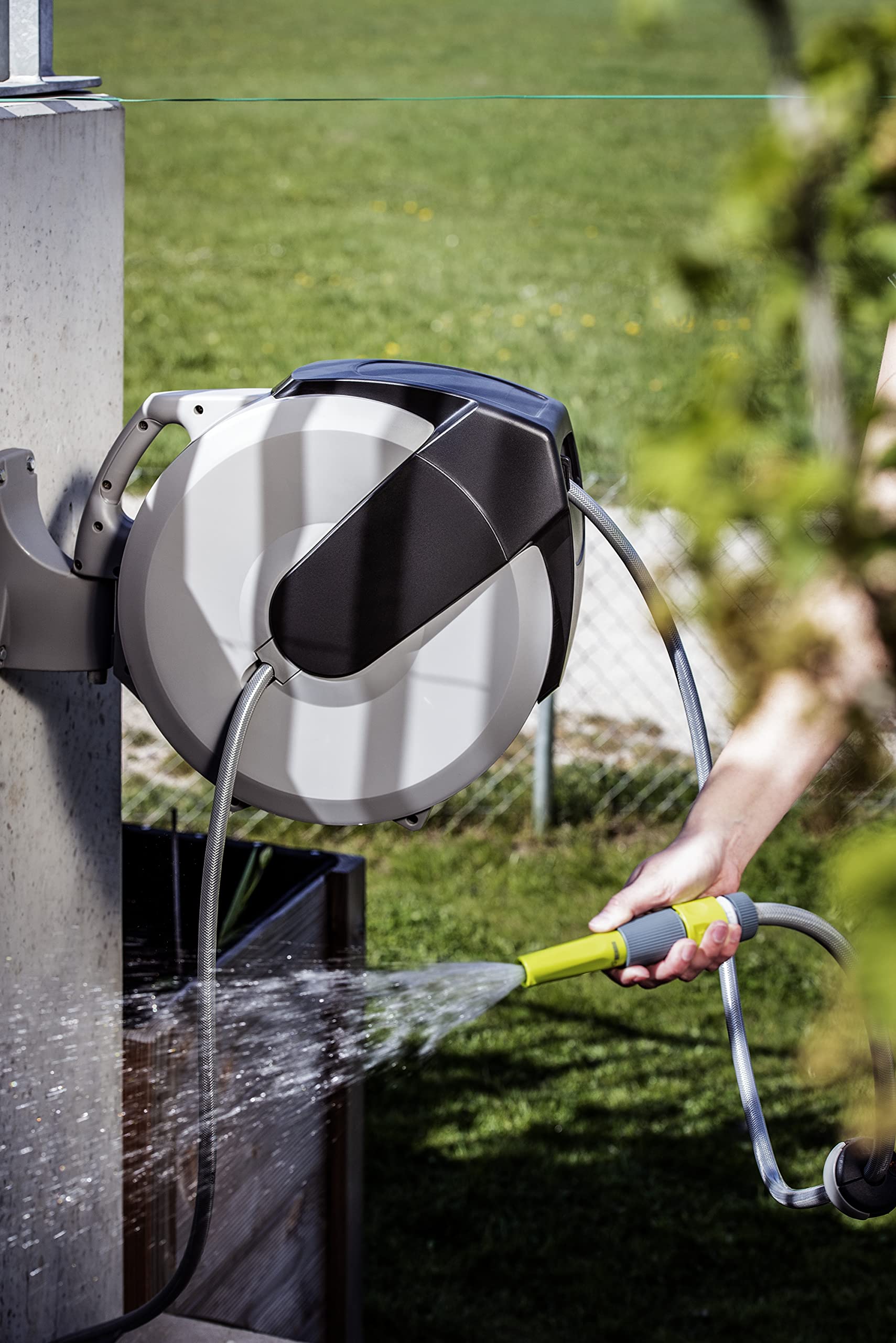 REHAU Tubo da parete con tubo da giardino da 35 m, con dispositivo di bloccaggio e avvolgimento, orientabile