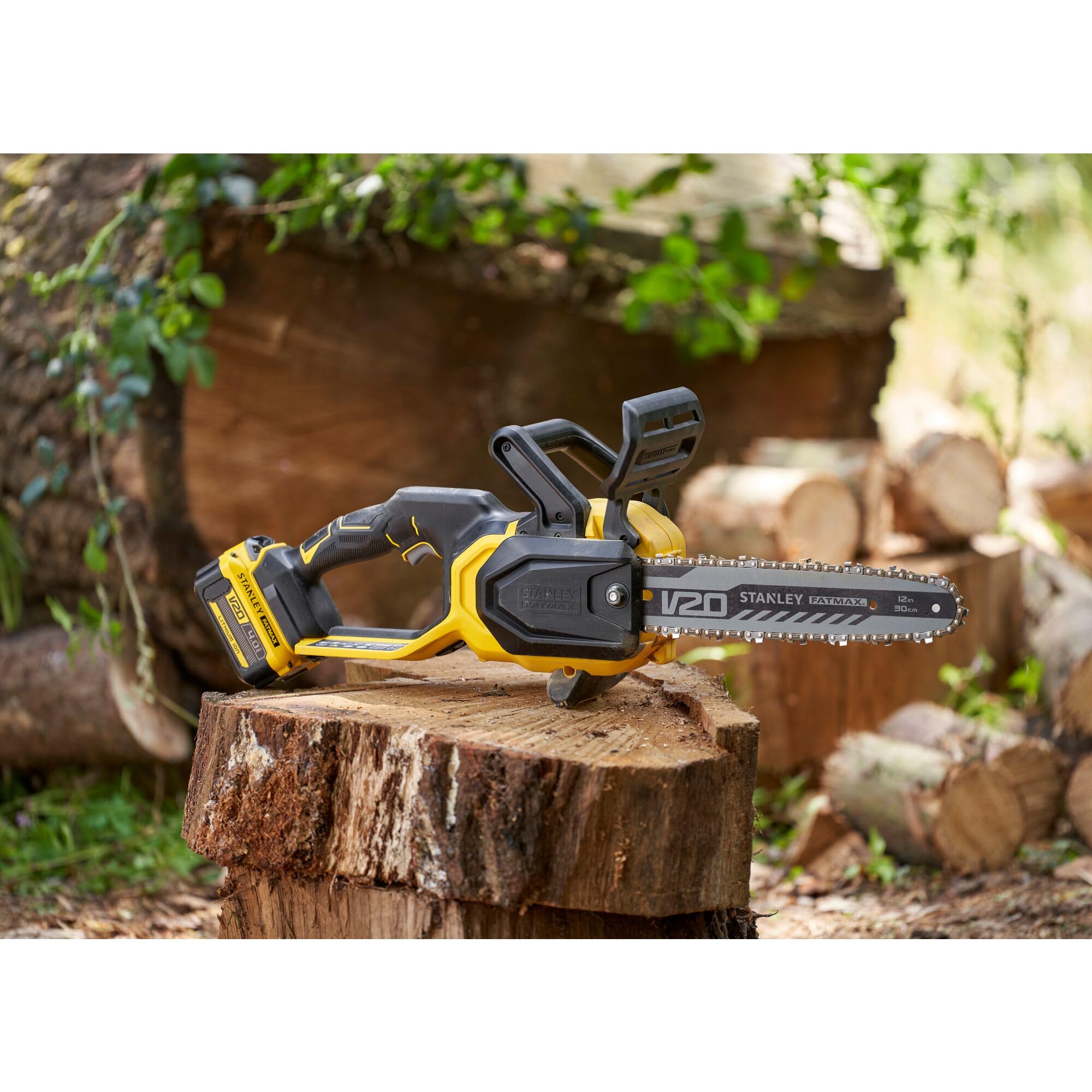 STANLEY FATMAX SFMCCS730M1-QW - Motosierra inalámbrica (18 V, longitud de la espada de 30 cm, motor sin escobillas, con 2 empuñaduras y protección de la mano, adecuada para trabajos de madera y jardín | Motor sin escobillas, Con 2 empuñaduras, Protección