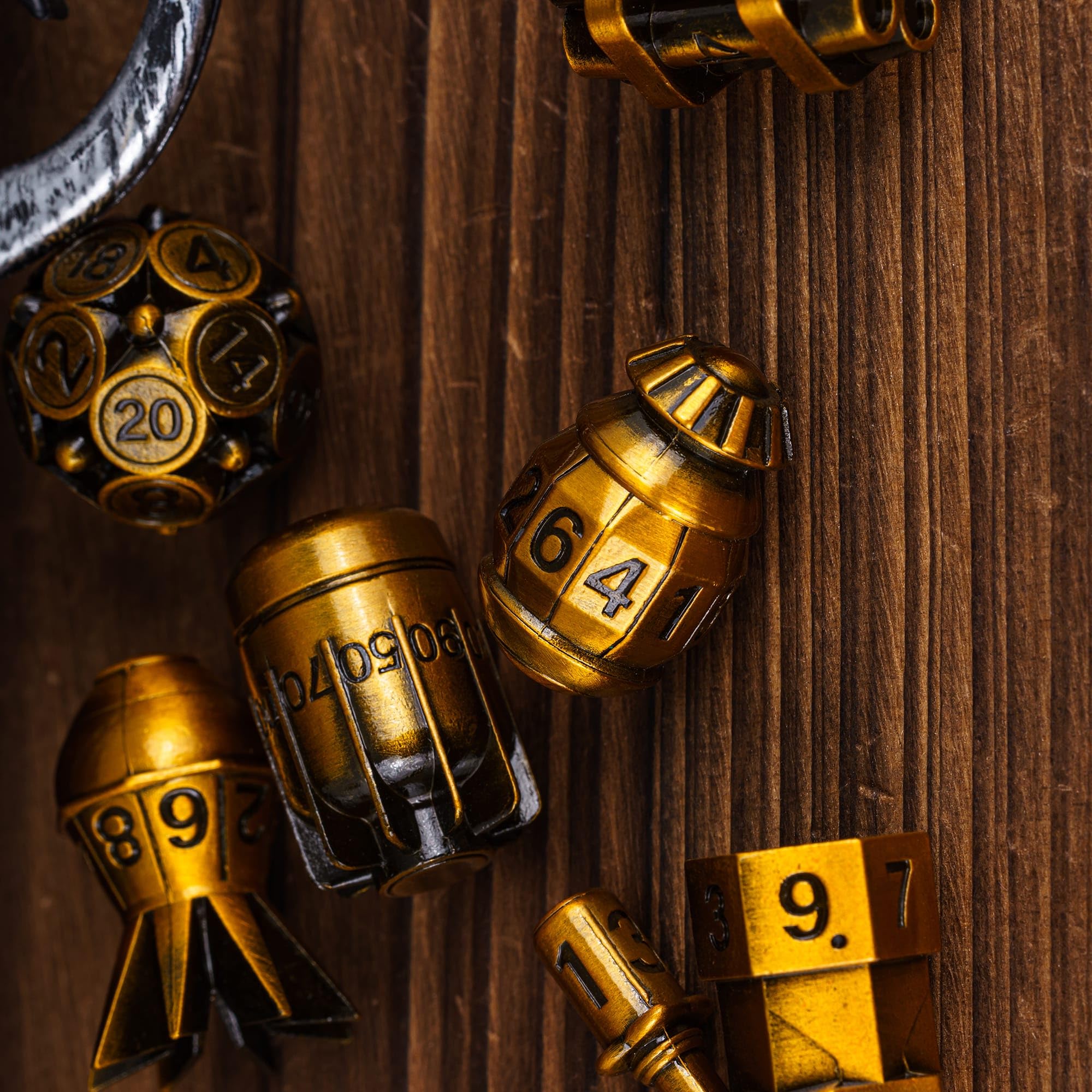 UDIXI Jeu de dés DND en métal polyédrique à 7 dés D&D en Forme de Bombe avec Pochette en Cuir pour Les RPG Donjons et Dragons et Autres Jeux de Table (Or Ancien)