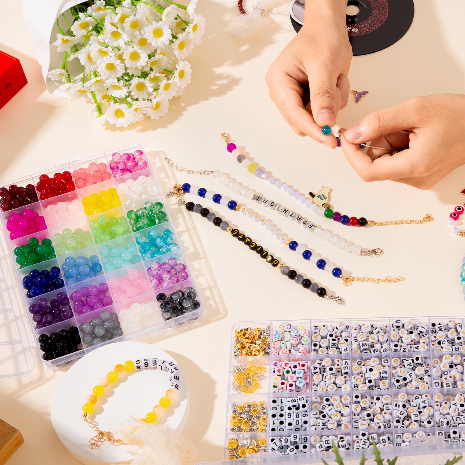 Goldwise Kit de pulseras de la amistad de cuentas de vidrio, 2 cajas con cuentas de vidrio de 24 colores (8 mm) y cuentas de letras (A-Z) para hacer joyas, variedades de abalorios, kit de fabricación