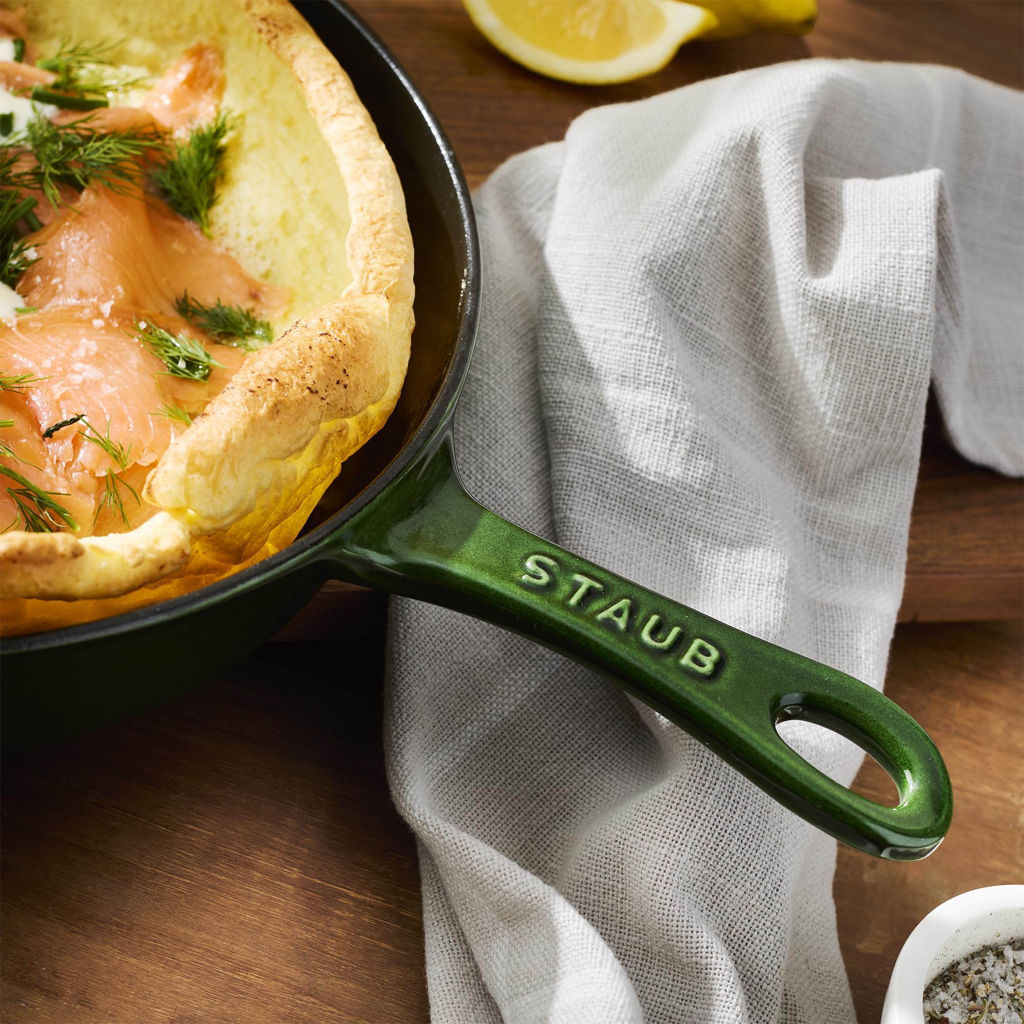 [eurodecor] Staub 1981 スイス製　大型　パン Amazon.com: Staub Cast Iron 12-inch Fry Pan - Basil, Made in