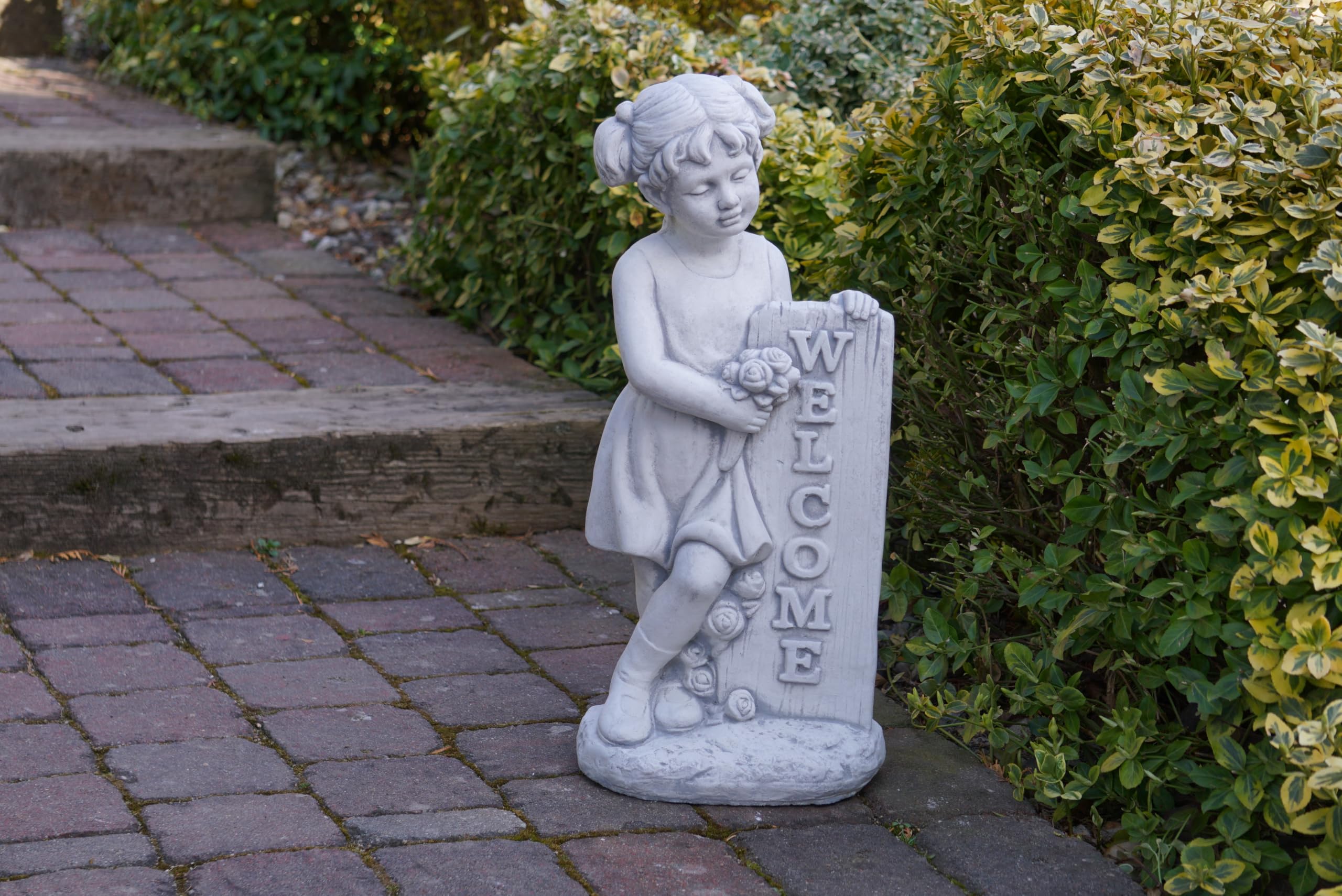 gartendekoparadies.de Kamienna figurka dziewczynki z tabliczką Welcom, szara, biały beton, 60 cm, 22 kg, odporna na mróz, dekoracja ogrodowa do wejścia