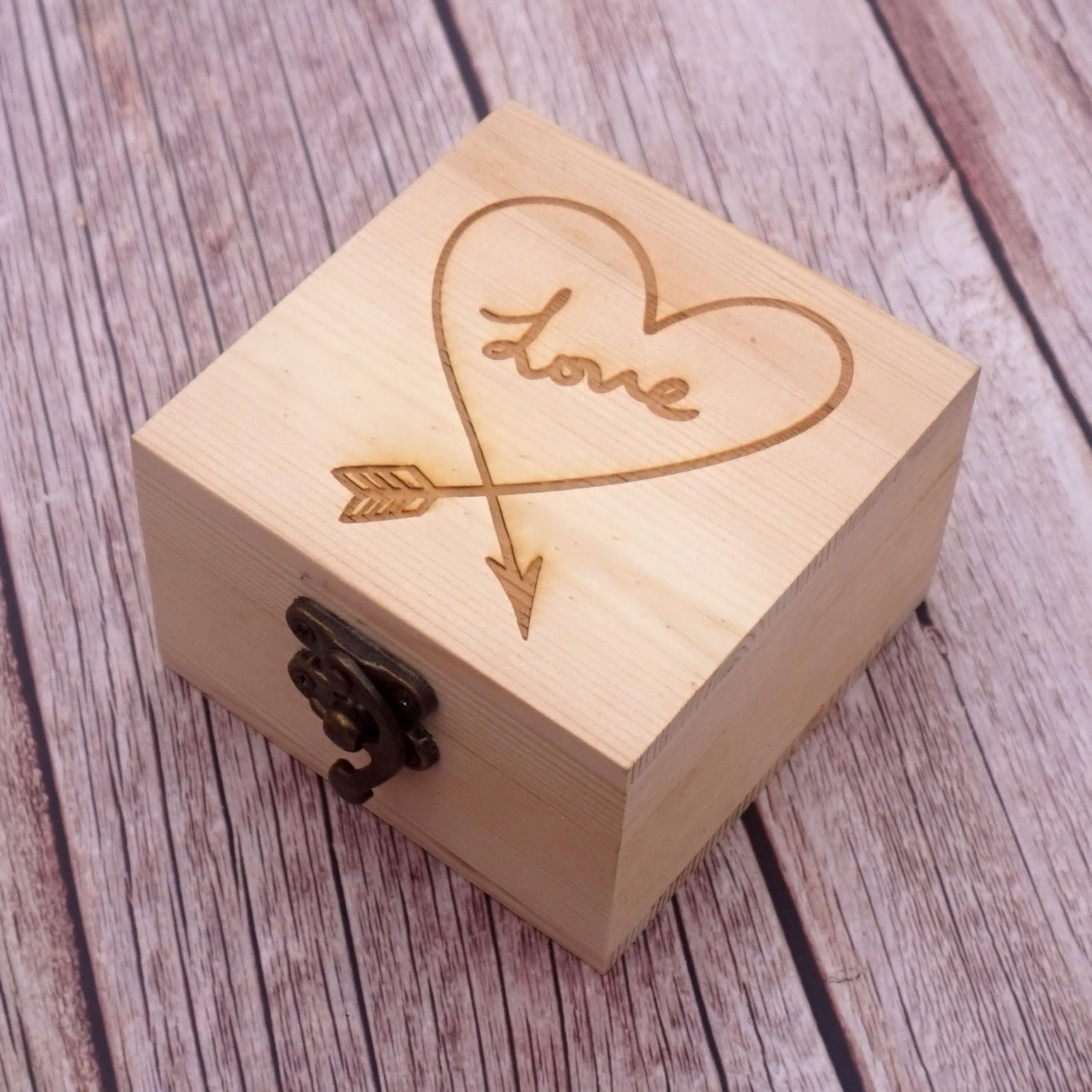Handcrafted Pine Wood Box with LOVE Arrow Carving – 9×9×5.9 cm, Ideal for Jewelry, Watches, and Gift Packaging