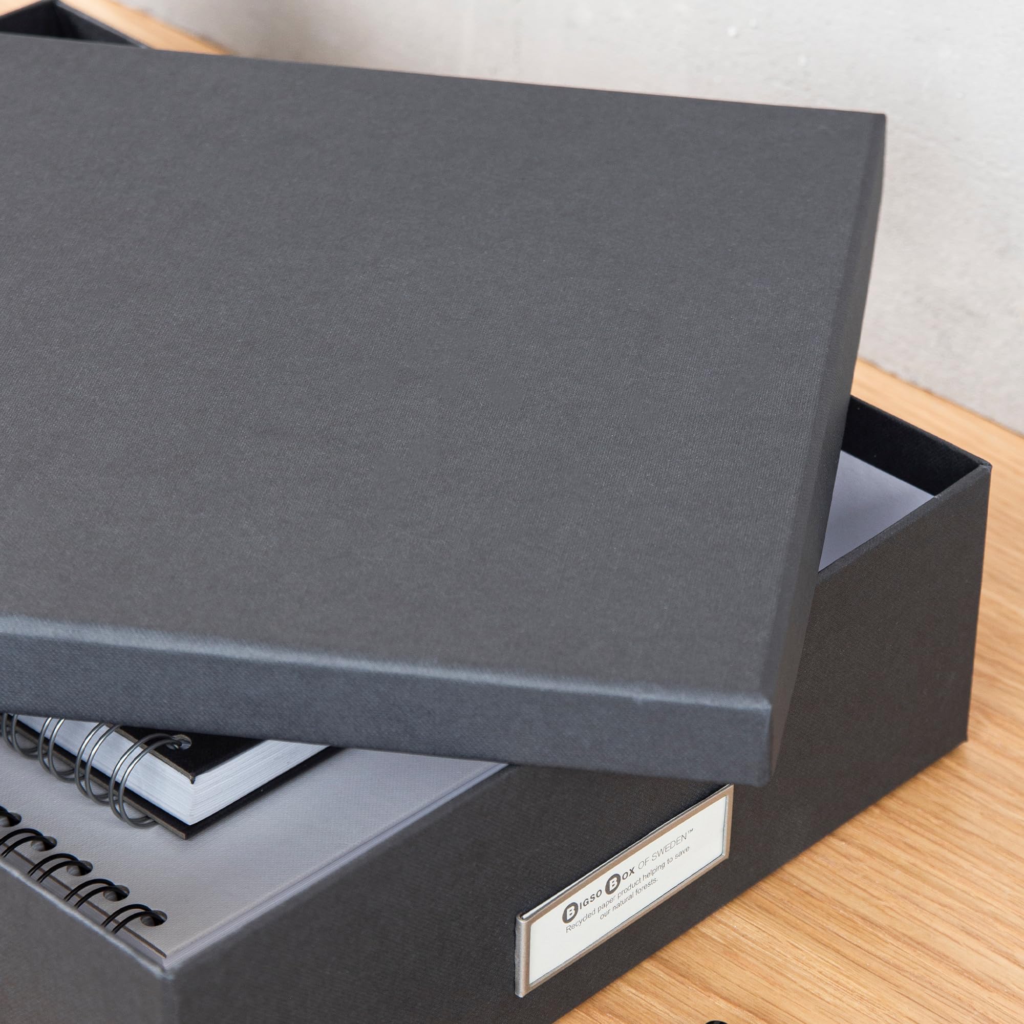 BIGSO BOX OF SWEDEN OSKAR Pudełko na dokumenty A4, broszury itd. – półka na biurko z pokrywką i uchwytem – pudełko do przechowywania z płyty pilśniowej i papieru – czarne