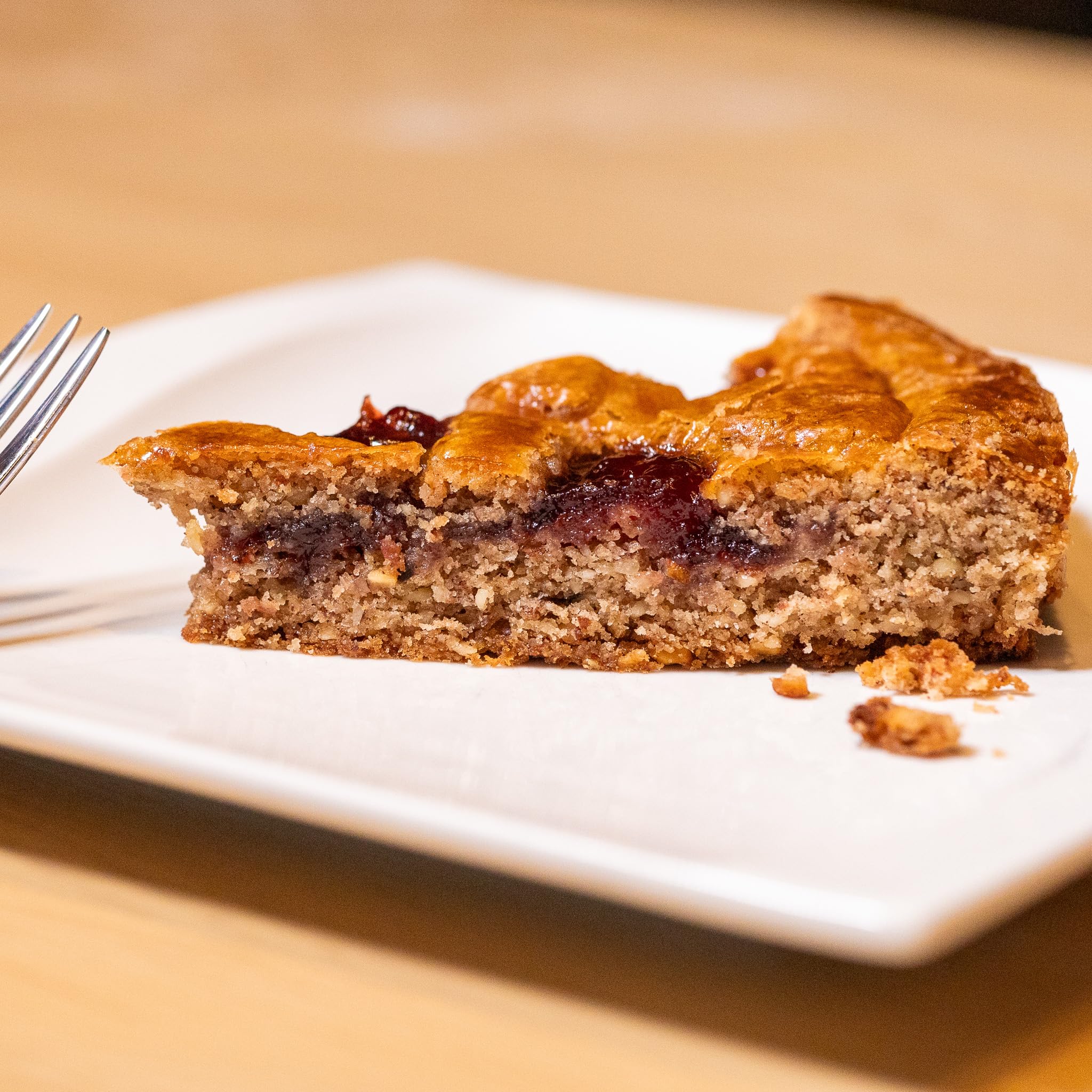 Traditionelle handgemachte Linzertorte mit frisch gemahlenen Nüssen und Himbeer-Marmelade