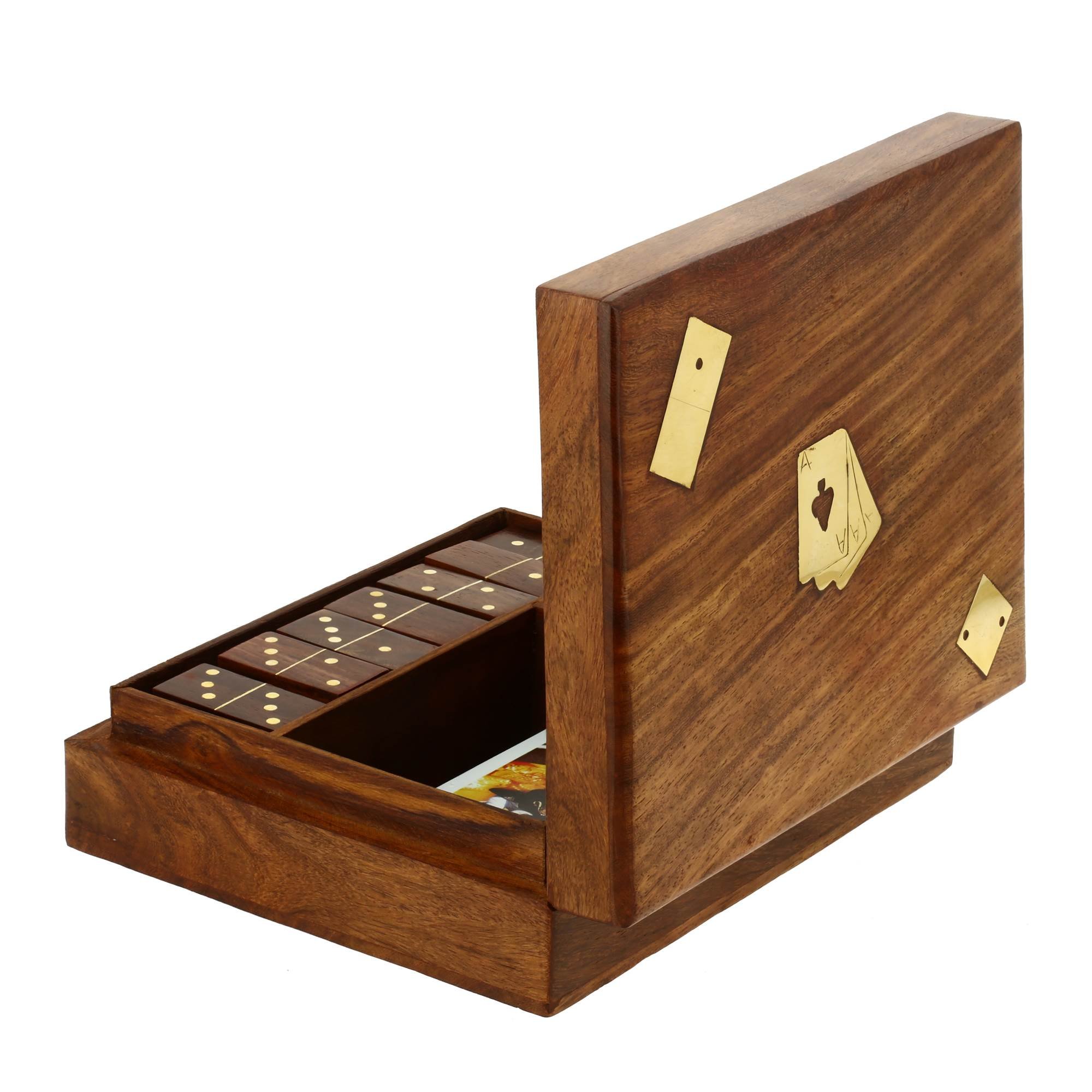 マホガニーと思われる木箱に入ったトランプと、サイコロと、ドミノダイスと思われる物 マホガニーと思われる木箱に入ったトランプと、サイコロと