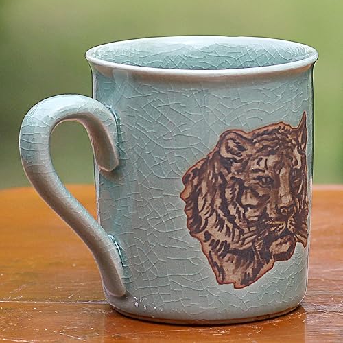 Miniatura 6 de NOVICA Tazas y tazas con temática de animales de cerámica verde, 'Tiger's Taste'
