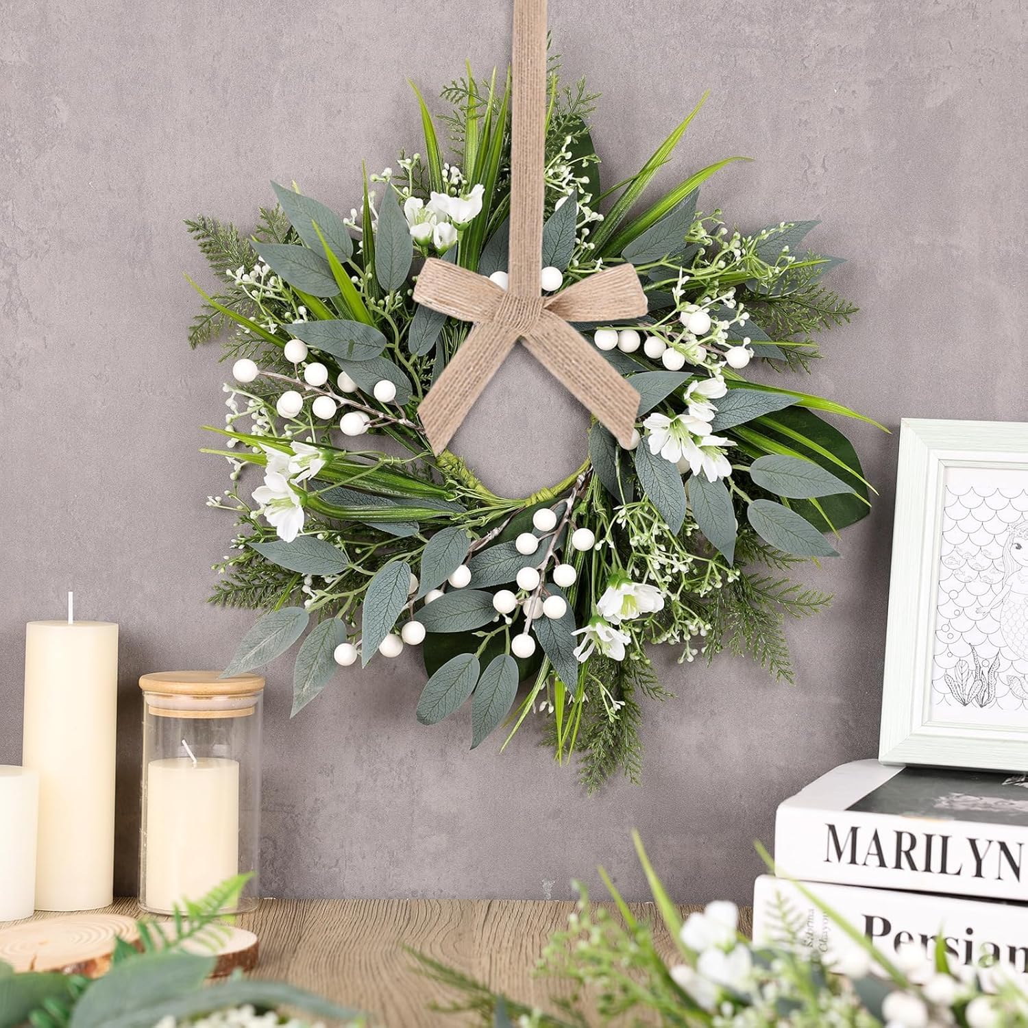 フロントドア用スプリングリース 4個 グリーンリース 白い花付き 人工グリーンリース リボン付き 柱 フロントドア ポーチ 壁 窓