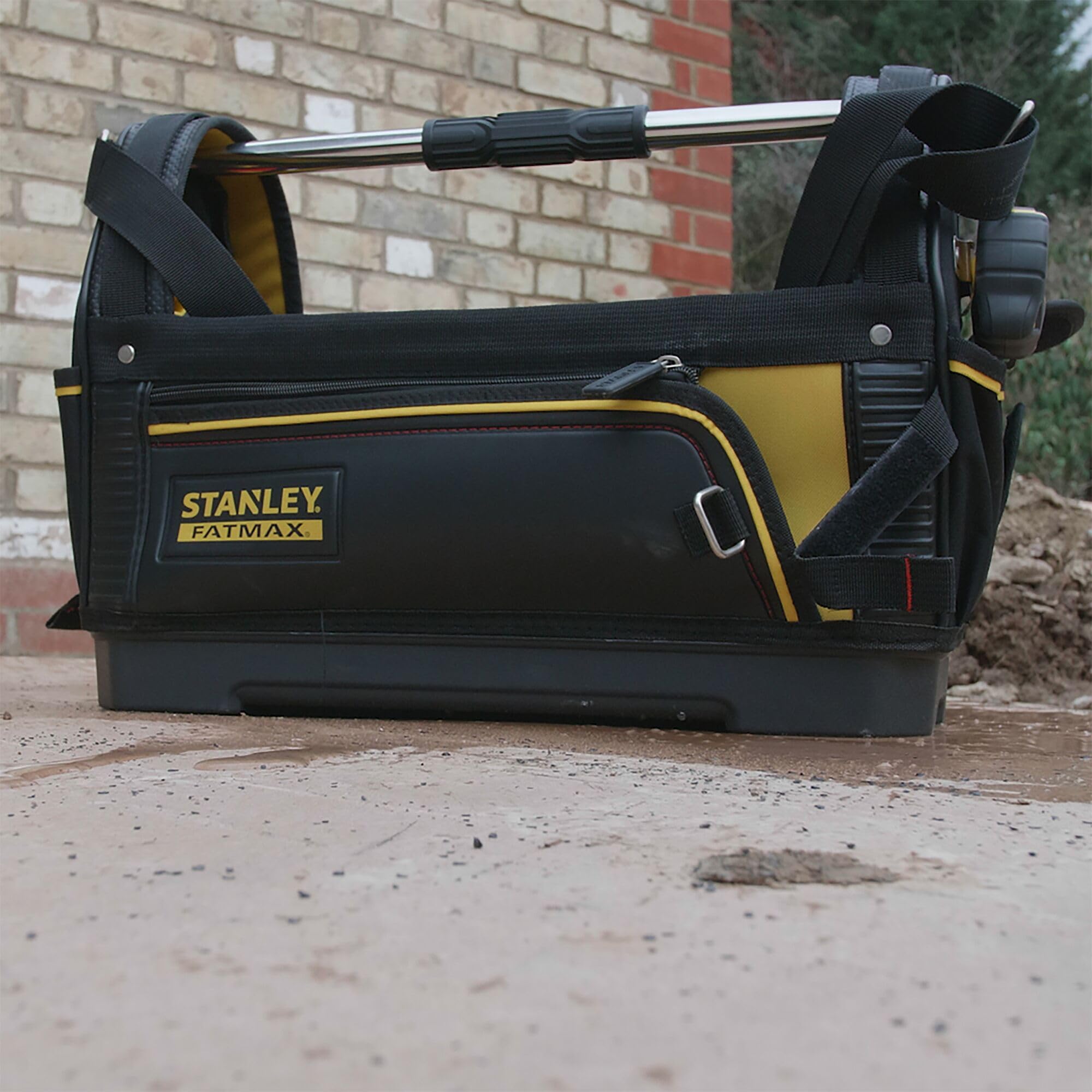 STANLEY FATMAX Werkzeugtrage (48cm x 25cm x 33cm, 600 Denier Nylon, wasserdichter Kunststoffboden, ergonomischer Gummigriff, Rahmen stahlverstärkt, verstellbarer Schultergurt) 1-93-951