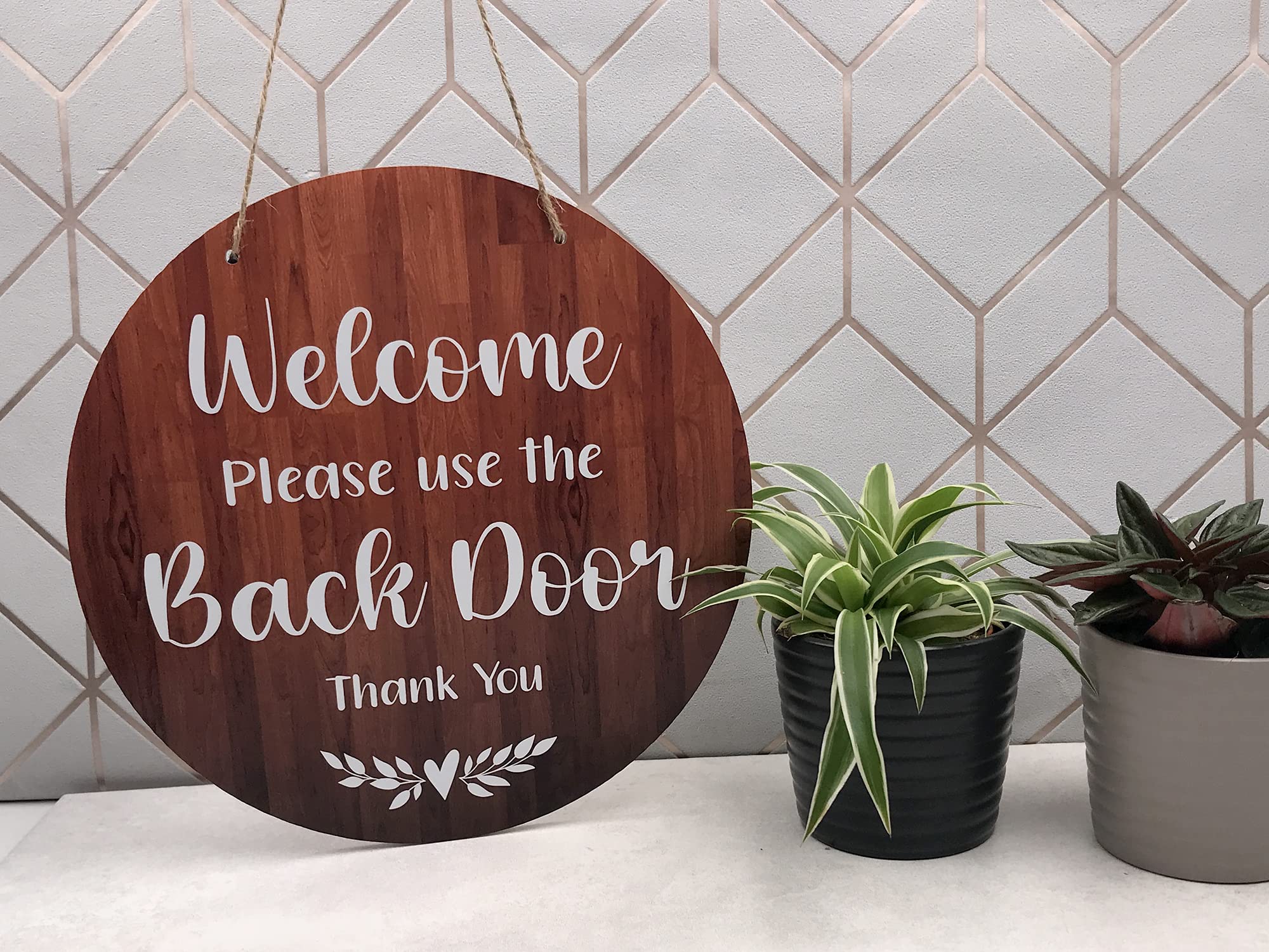 Letrero impreso circular para colgar en la puerta trasera – Elección de dos diseños. Letrero de vinilo impreso, fácil de leer aviso para tus invitados o clientes. (Madera)