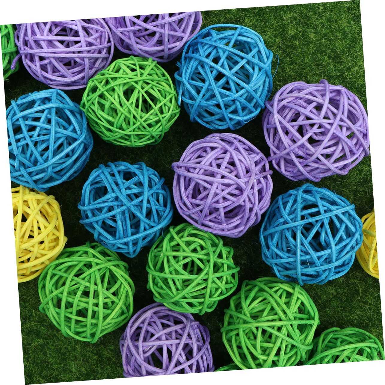 DOITOOL 60pièces Jouets à Mâcher Rotin pour Oiseaux Boules De Rattan Colorées pour Perroquets Et Petits Oiseaux Amusants Et Sains