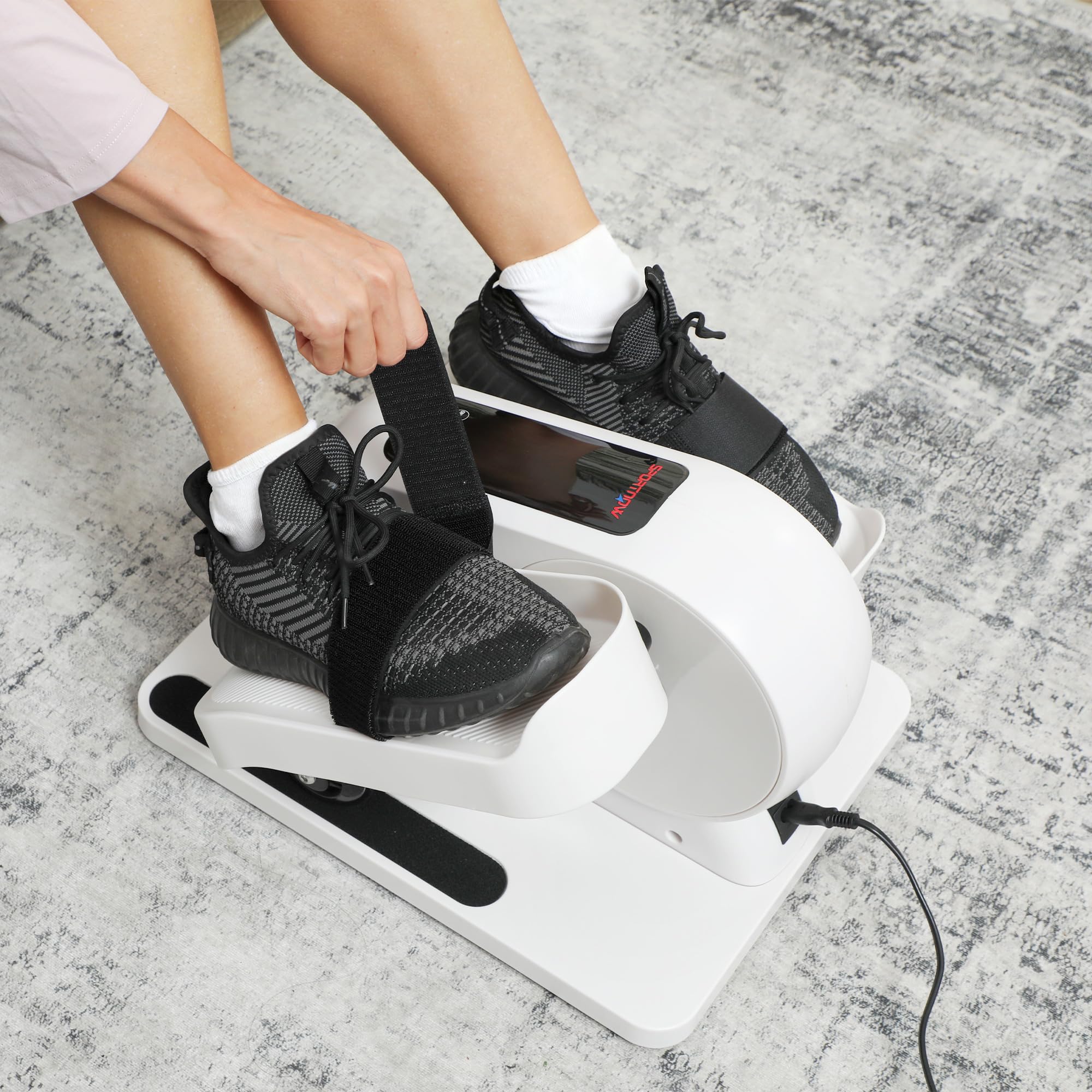 SPORTNOW Pedalier d'appartement, elliptique de Bureau, Mini vélo elliptique électrique Assis avec écran LED, télécommande et 12 Vitesses réglables, Silencieux et Portable pour Les Seniors, Blanc