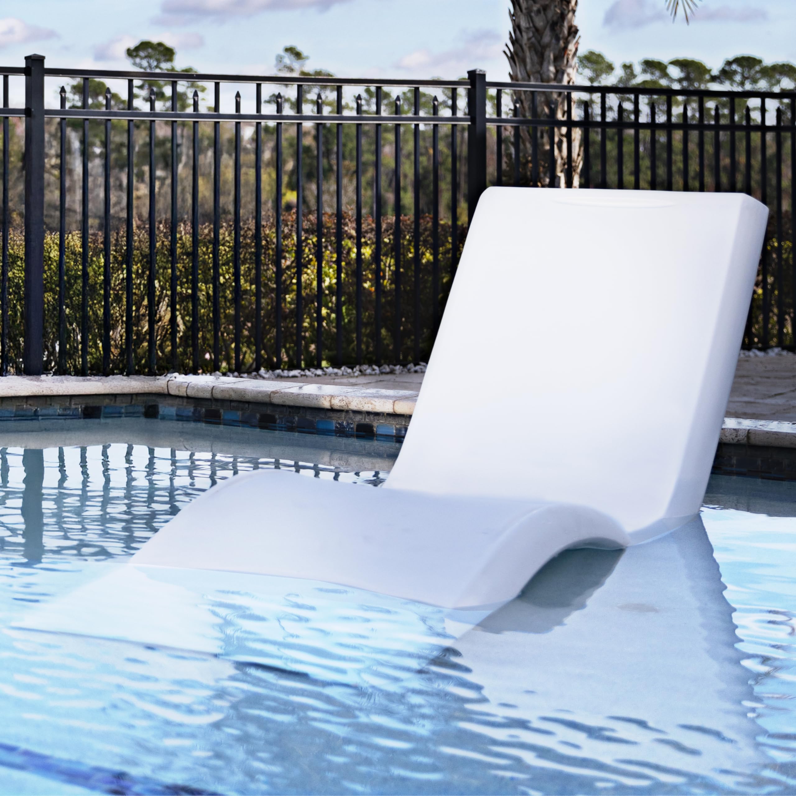 Step2 Vero Pool Lounger Chaise Longue De Piscine En Plastique - Blanche | Transat Avec Base Lestable Et Plastique Uv20 - Pour Une Profondeur D'Eau Jusqu'À 30,5 Cm |Bain De Soleil D'Extérieur/De Jardin