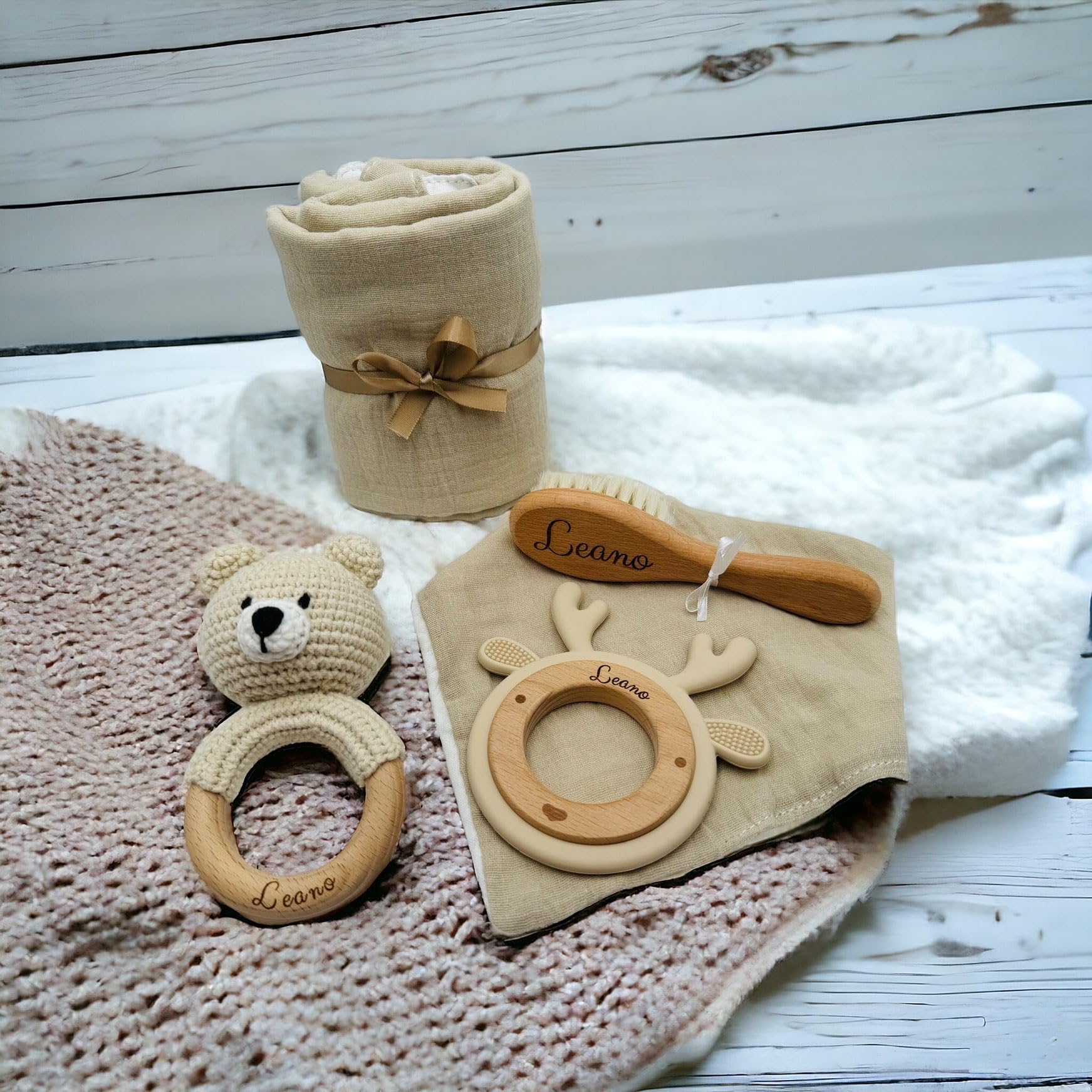 Babyset mit Beissring, Rassel, Mulltuch und Latz