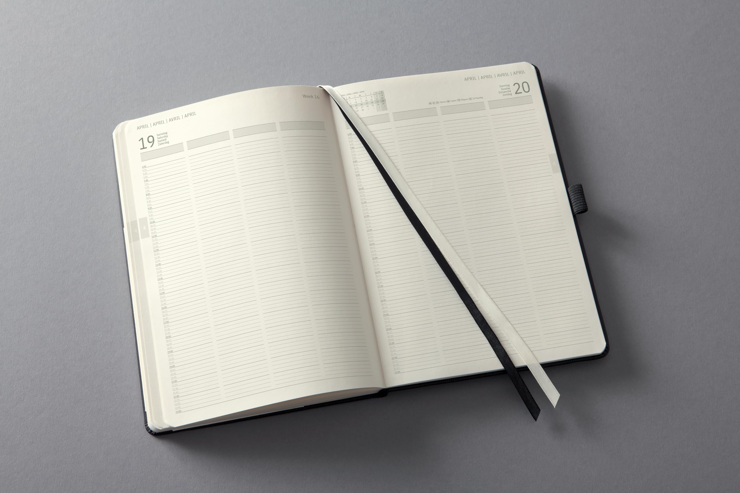 SIGEL C2504 Planungsbuch XXL, Terminkalender 2025, A4+, 1 Tag = 1 Seite, für 4 Personen, schwarz, Hardcover, 480 Seiten, Gummiband, Stiftschlaufe, Archivtasche, PEFC-zertifiziert, Conceptum