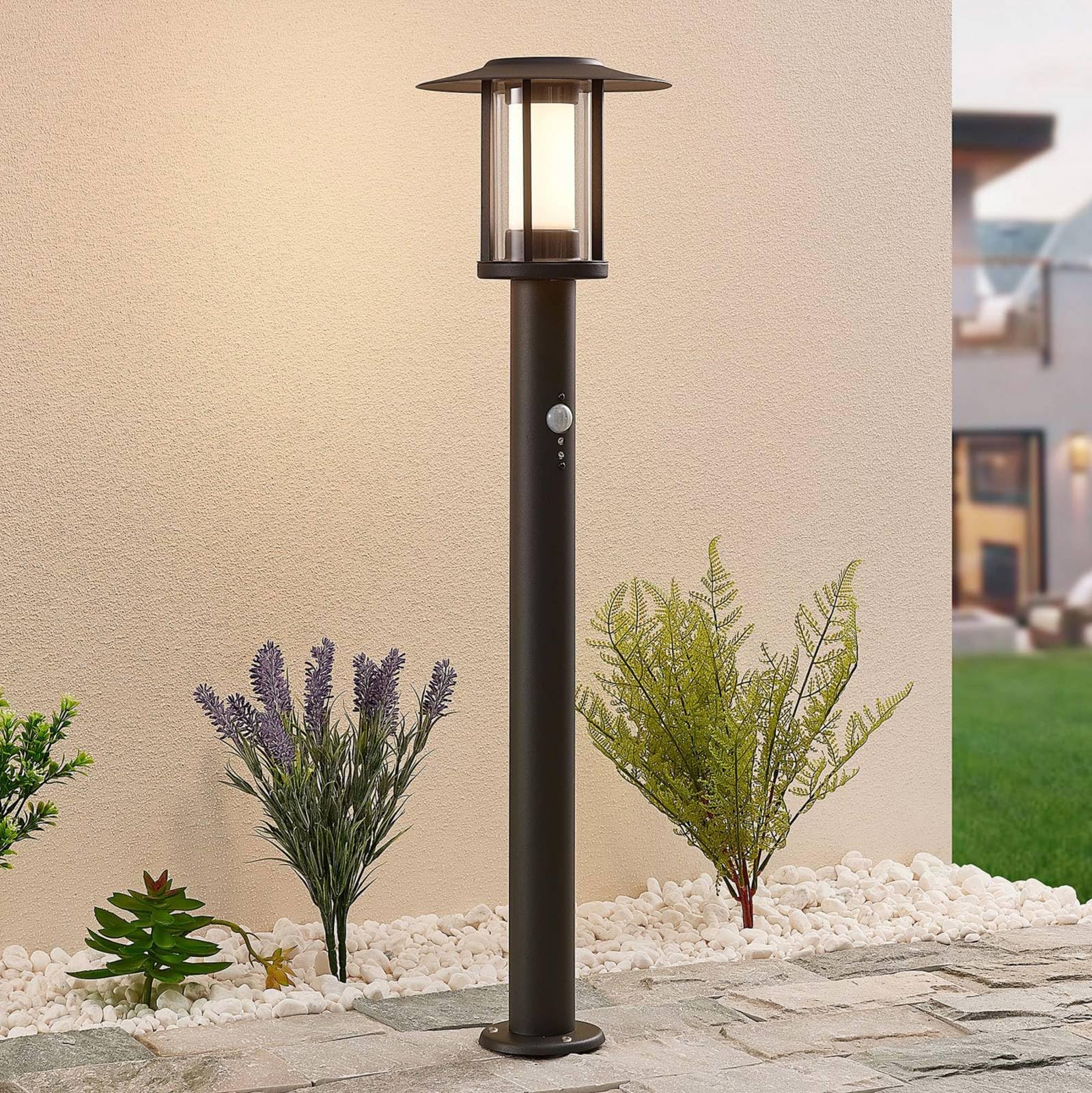 Lindby LED Außenleuchte Gregory mit Bewegungsmelder (spritzwassergeschützt (Modern) in Schwarz aus Edelstahl (1 flammig,) - Wegeleuchte Pollerleuchte Wegelampe Sockelleuchte