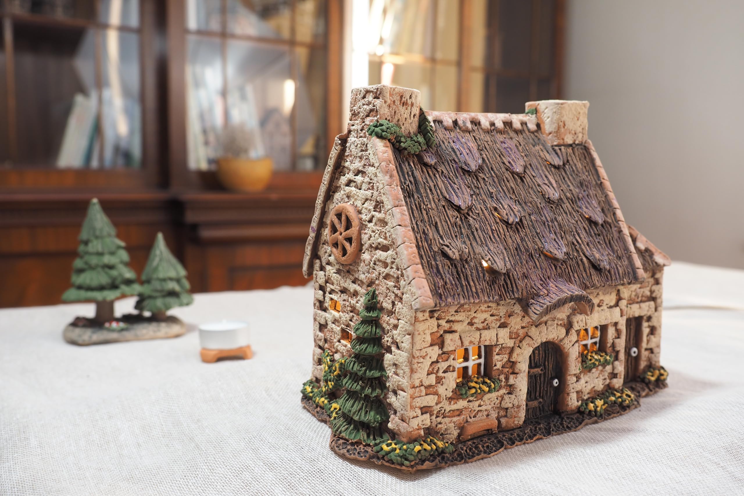 Ceramiczny domek świetlny, rękodzieło, miniaturka artystyczna, stary tradycyjny dom bretoński, Francja, C229AR