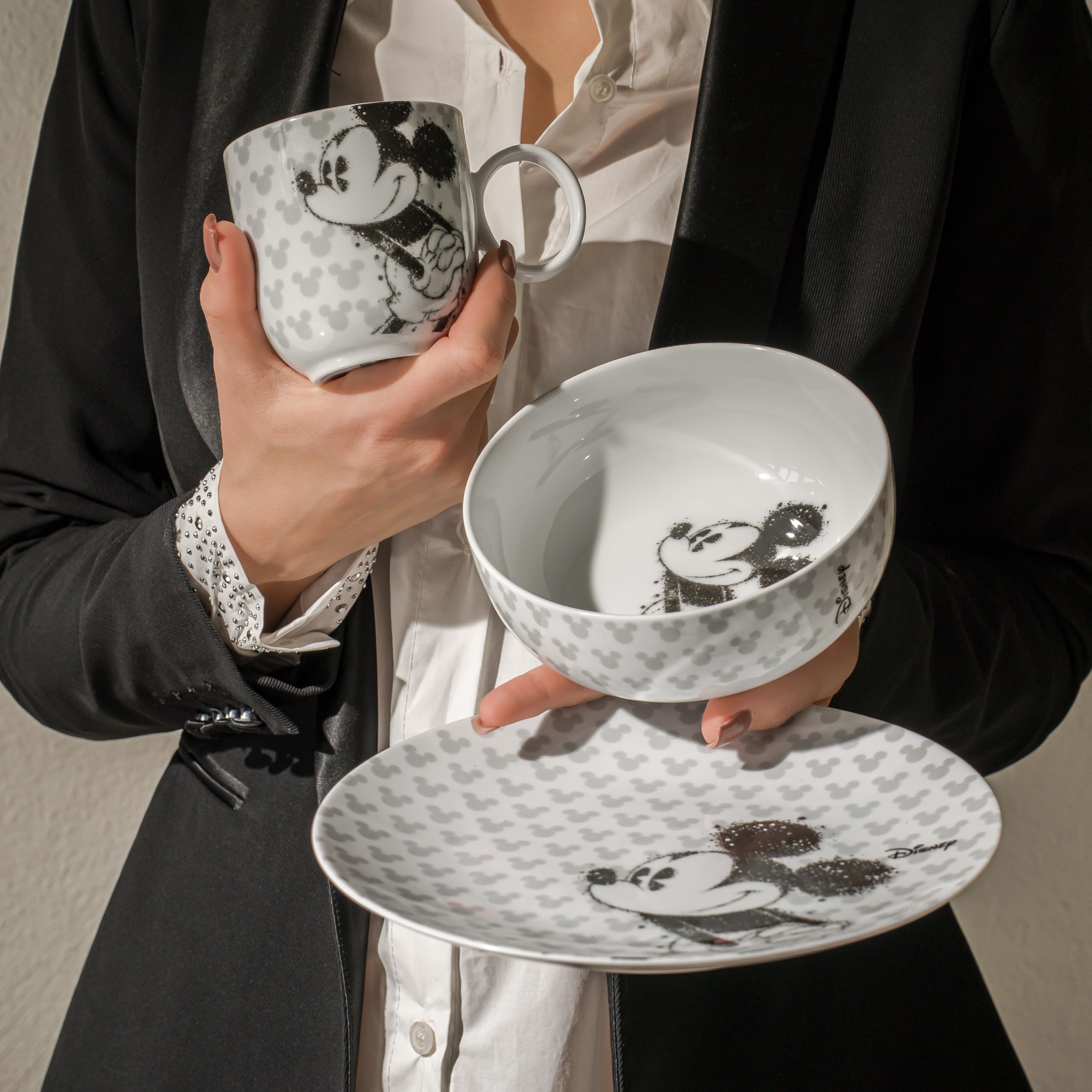 Disney Mickey Mouse Geschirr-Set 12-teilig – Modernes Porzellan Kombiservice mit Micky Maus Silhouetten – Tassen mit Ohren, Schalen & Teller