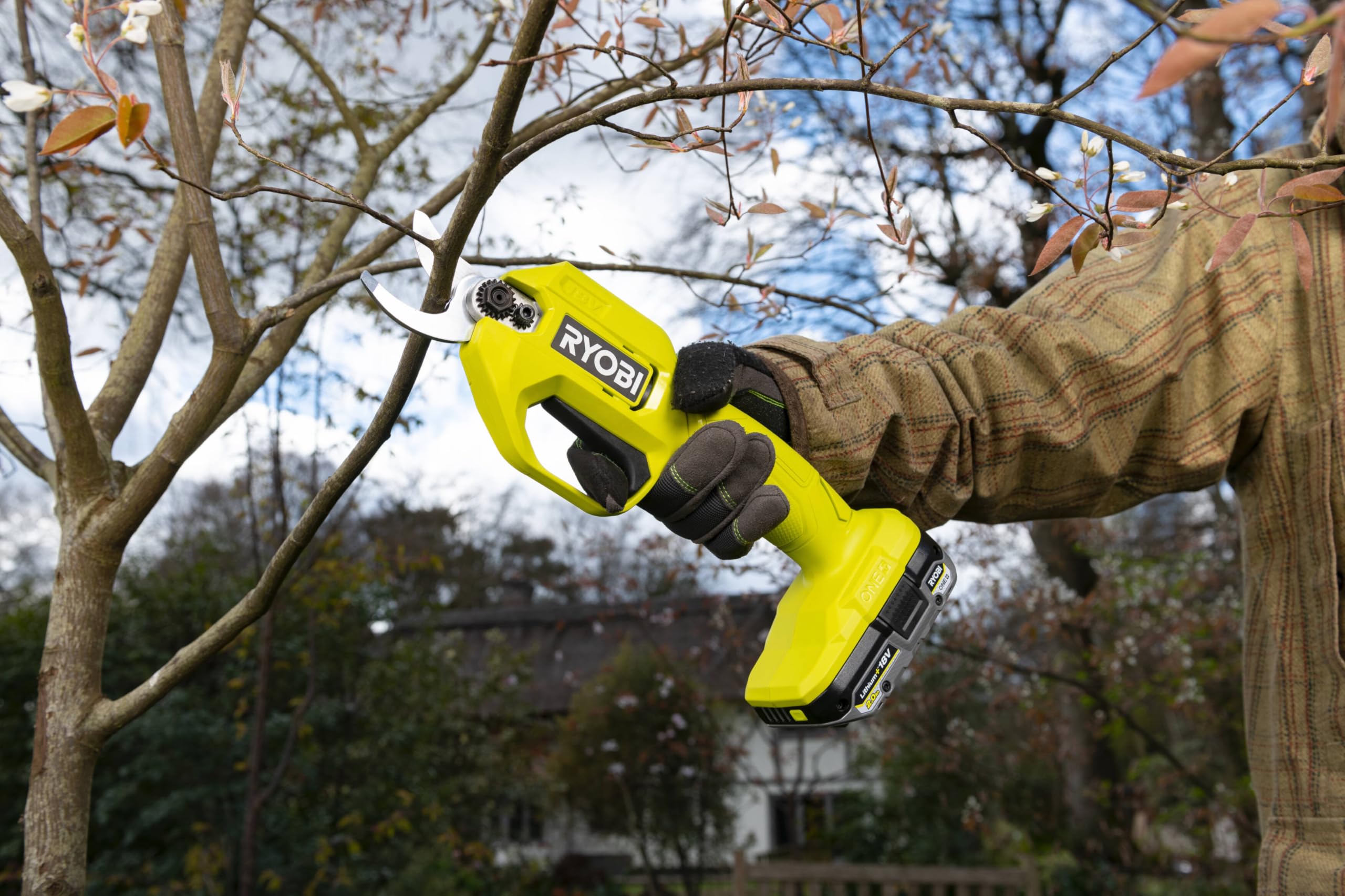 RYOBI Starterset RC18120-242X, 1 x Lithium+ Akku 18 V – 4,0 Ah, 1 x Kompakt-Lithium-Akku + 18 V 2,0 Ah und 1 x Ladegerät 2,0 A