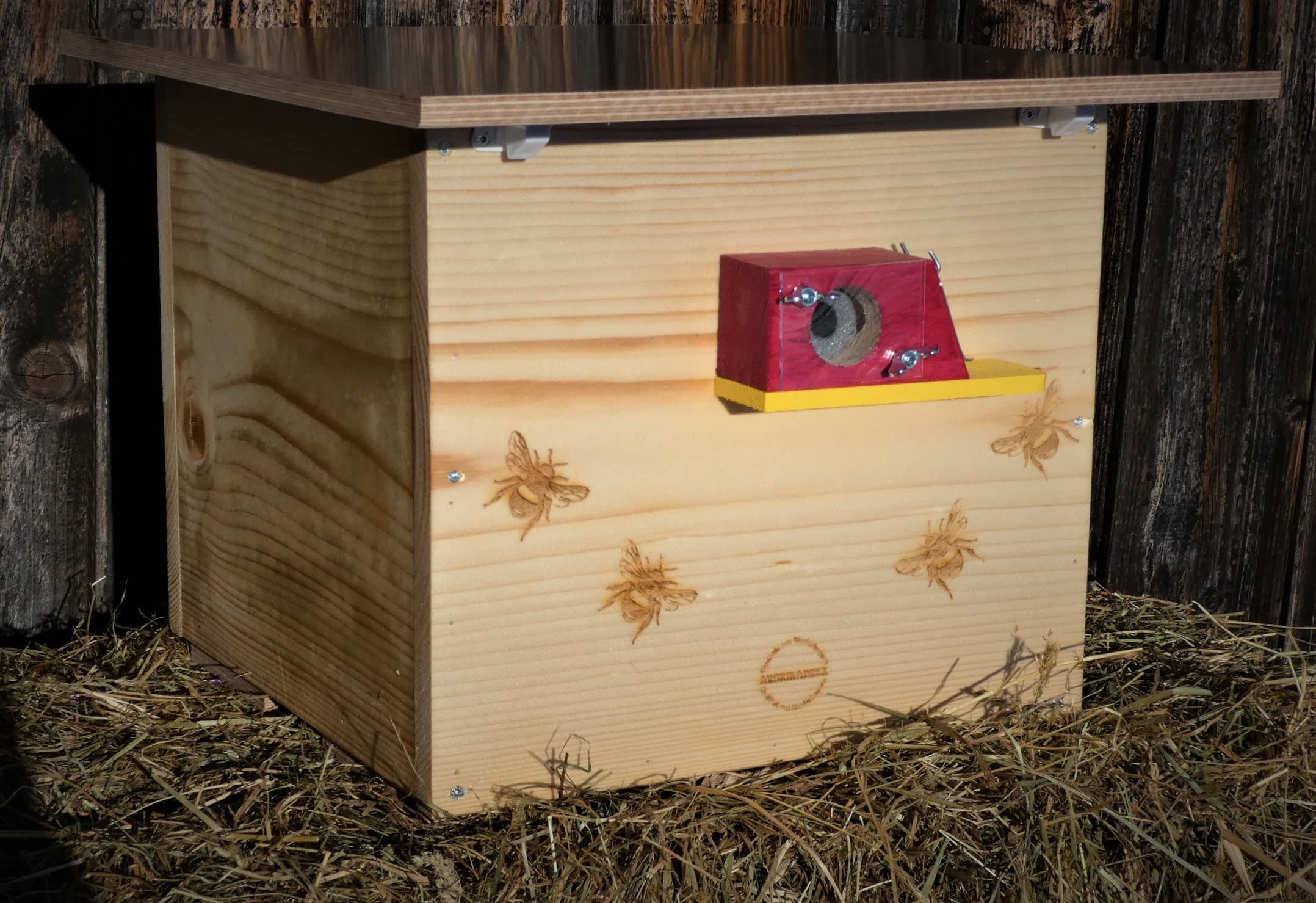 Premium Hummelkasten mit Wachsmottensperre, 2X Sichtfenster und Nistmaterial Wetterfest Bienenhaus Hummelhaus Nistkasten Hummelvilla Bienen Insektenhaus (Hummelhotel 3X von Hand imprägniert)