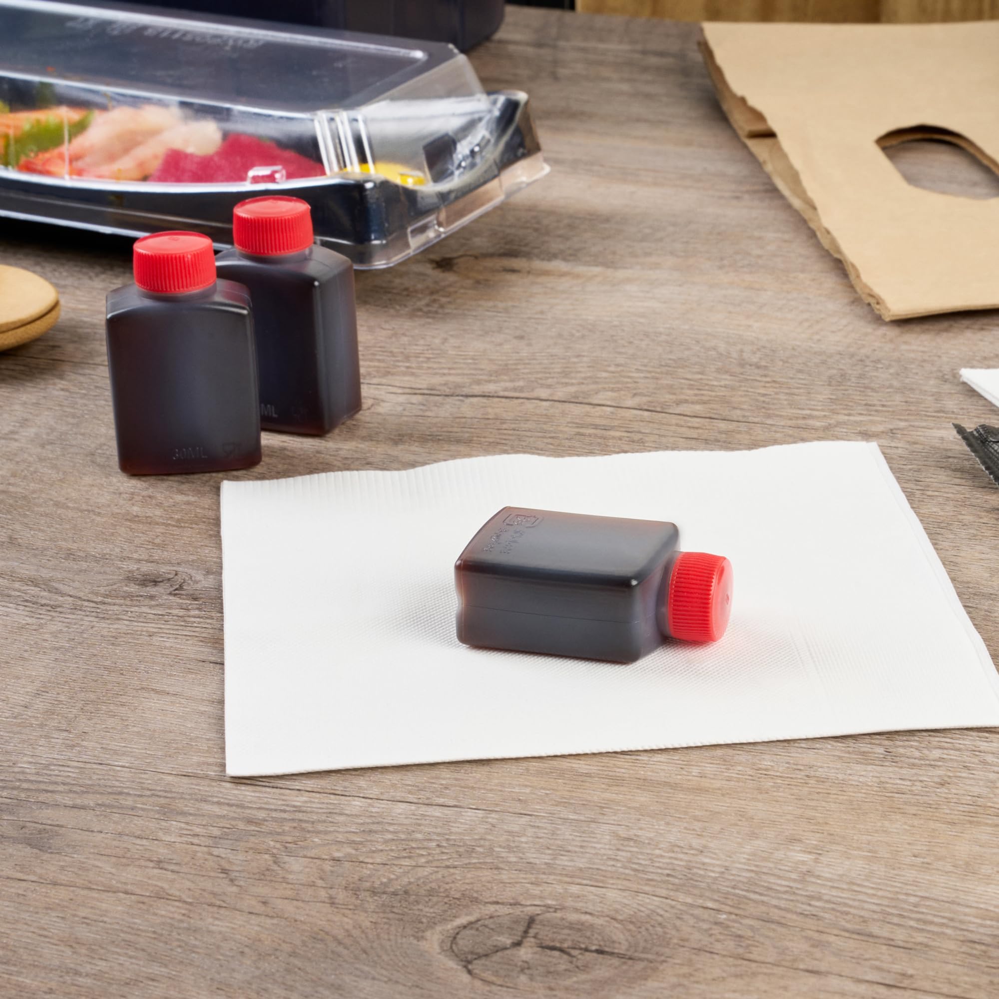 Restaurantware -Bento Tek - Mini botellas de salsa de soja de 1 onza, 100 mini botellas desechables para condimentos con tapas rojas, paquete de condimentos, vinagre o salsa, botellas de plástico