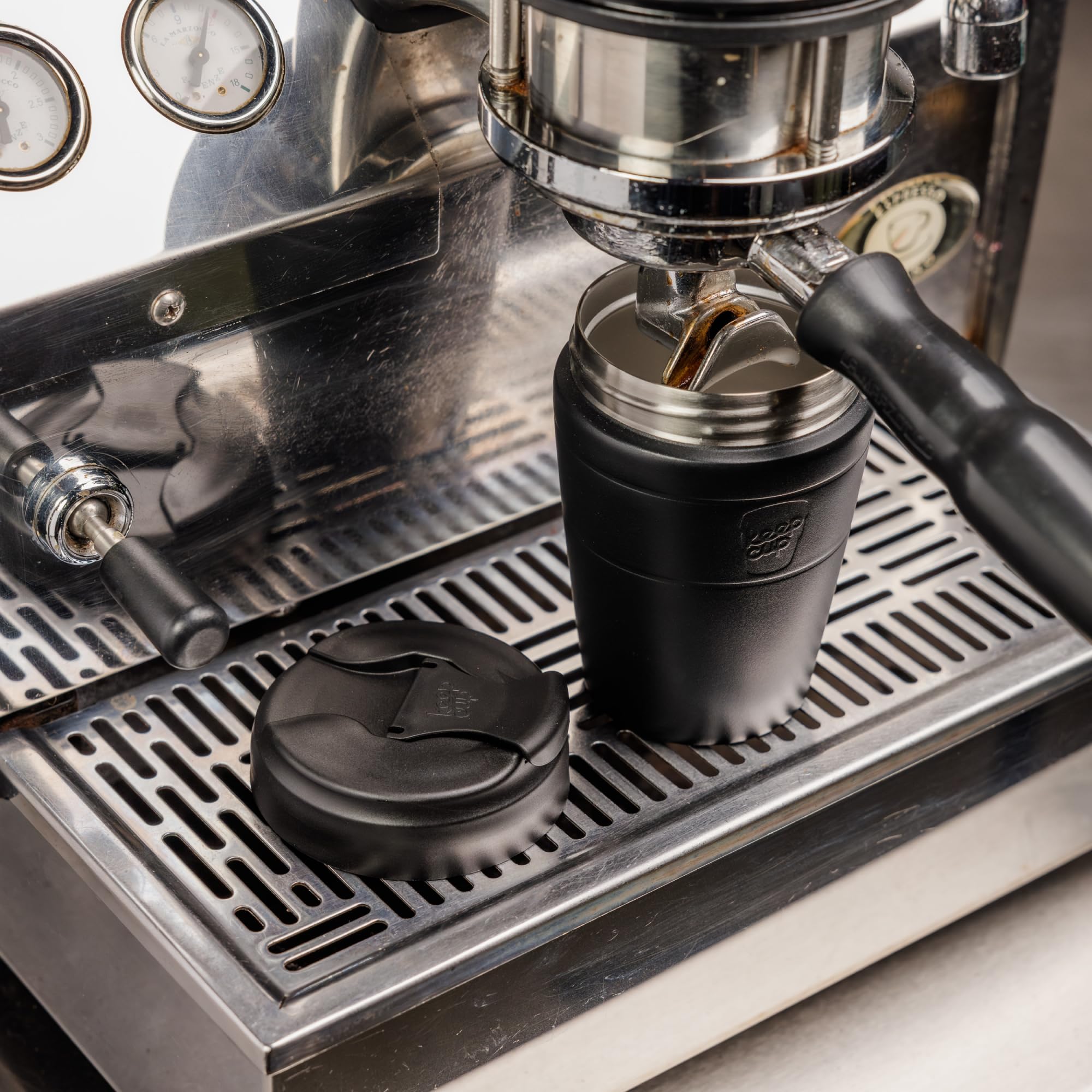 KeepCup Reisebecher für Pendler, isolierter Edelstahl, wiederverwendbar, mit auslaufsicherem Klappdeckel, 340 ml, Schwarz