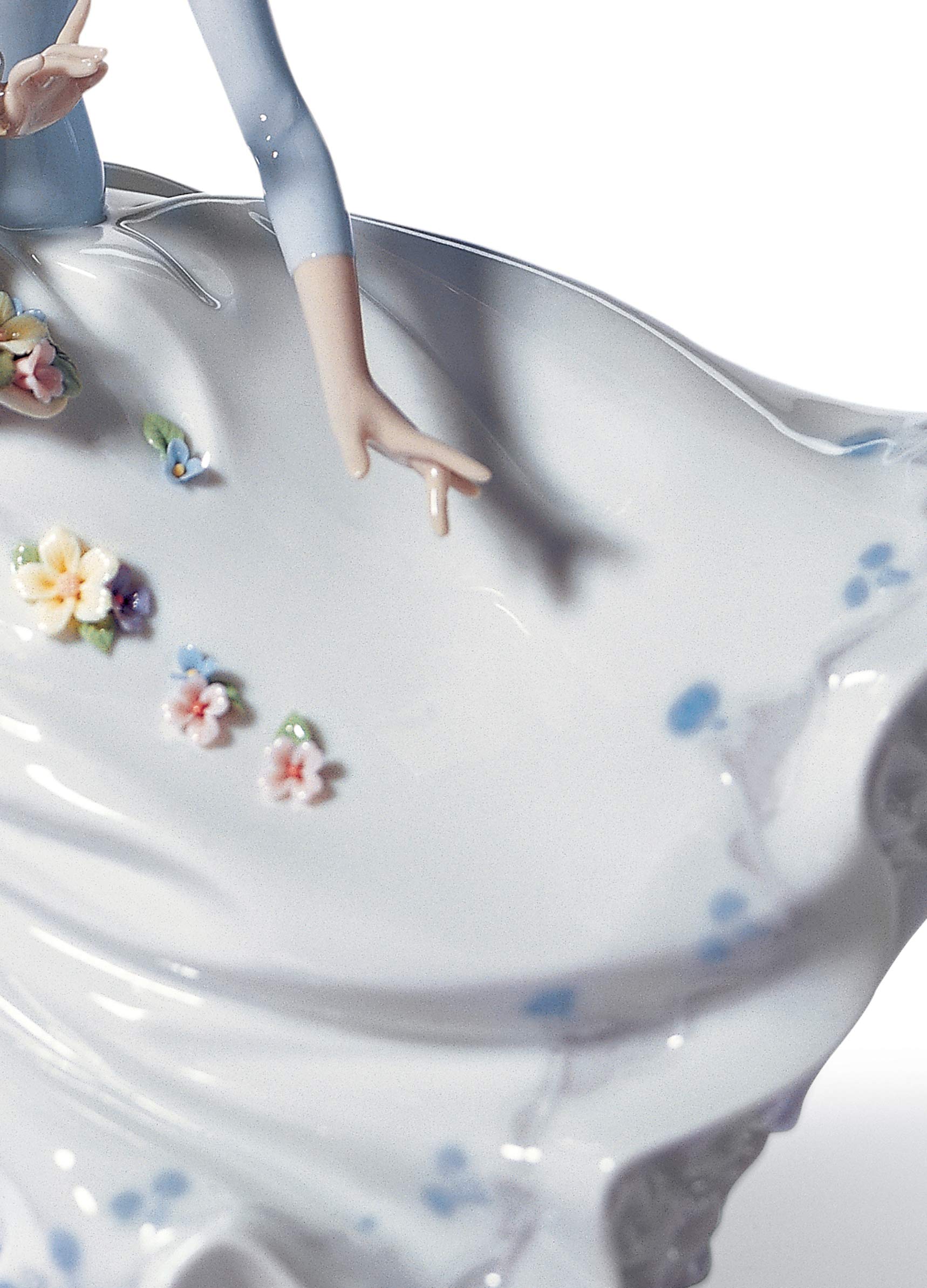 LLADRÓ Figurka Kobieta Zapachy Na Wietrze. Figurka z Porcelany Kobieta. Figurka dekoracyjna. Porcelana luksusowa.