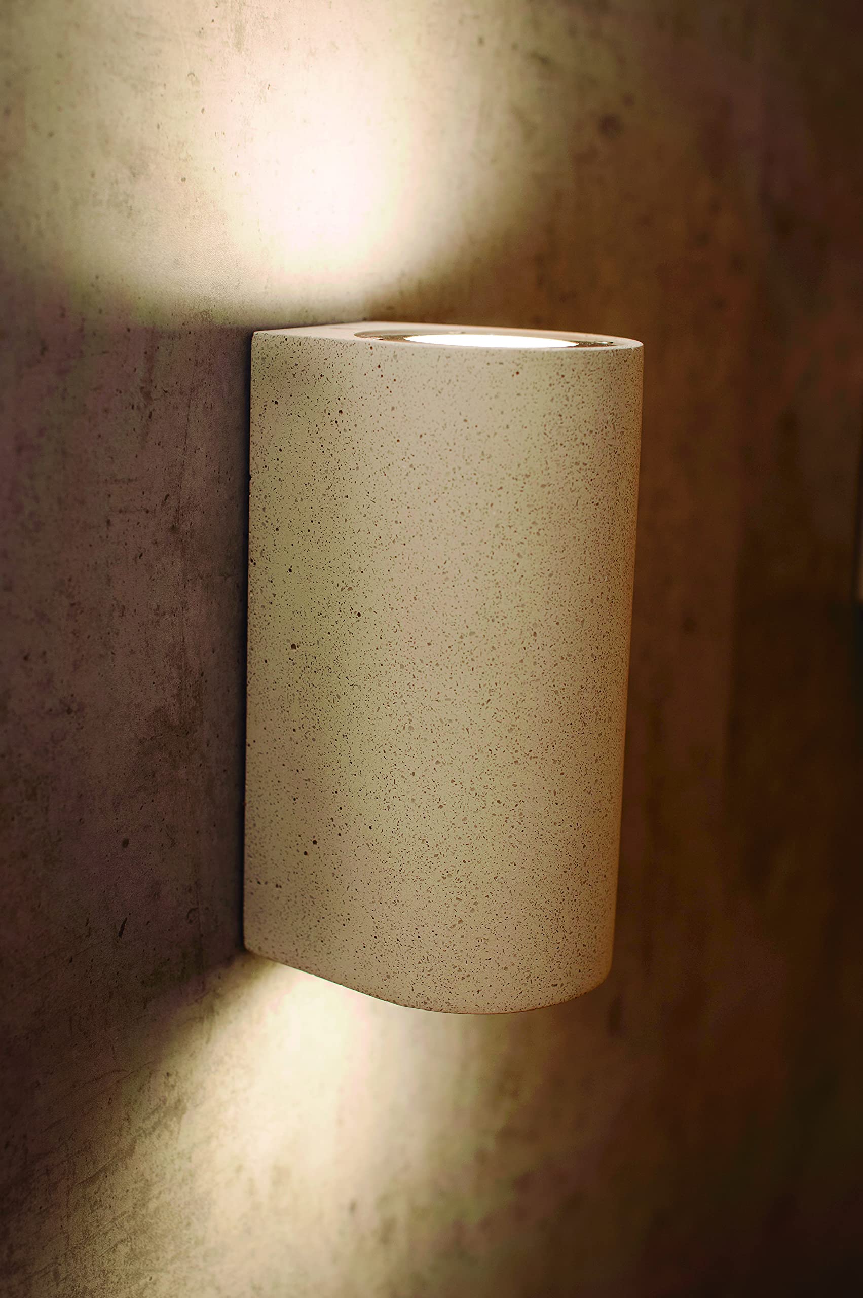 Mantra Iluminación. Modelo LEVI. Aplique de exterior fabricado en hormigón acabado en color blanco
