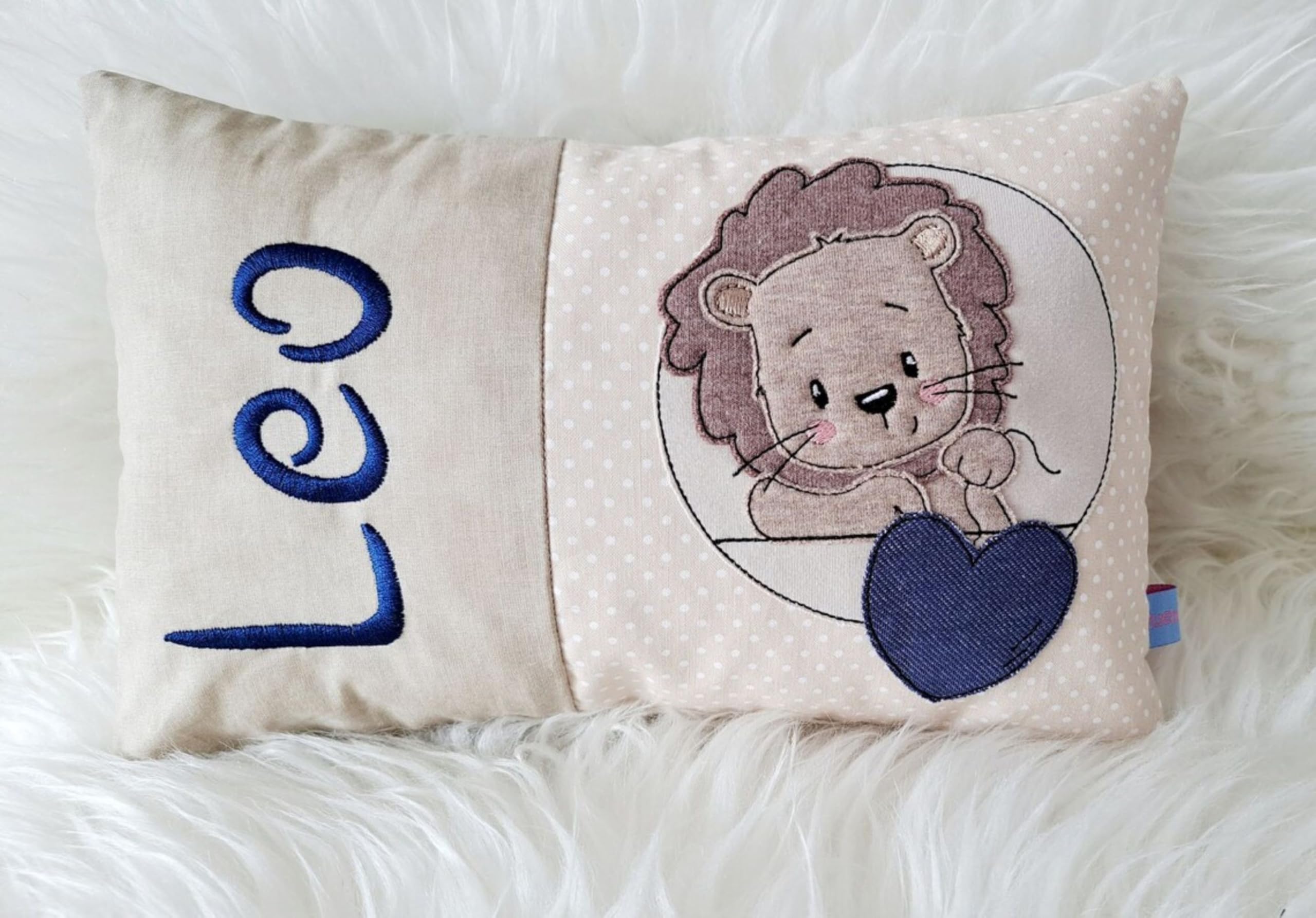 Personalisiertes Kissen zur Geburt und Taufe | Bestickt mit Namen und süßem Löwen | Baumwolle… (20cm x 30cm, Löwe)