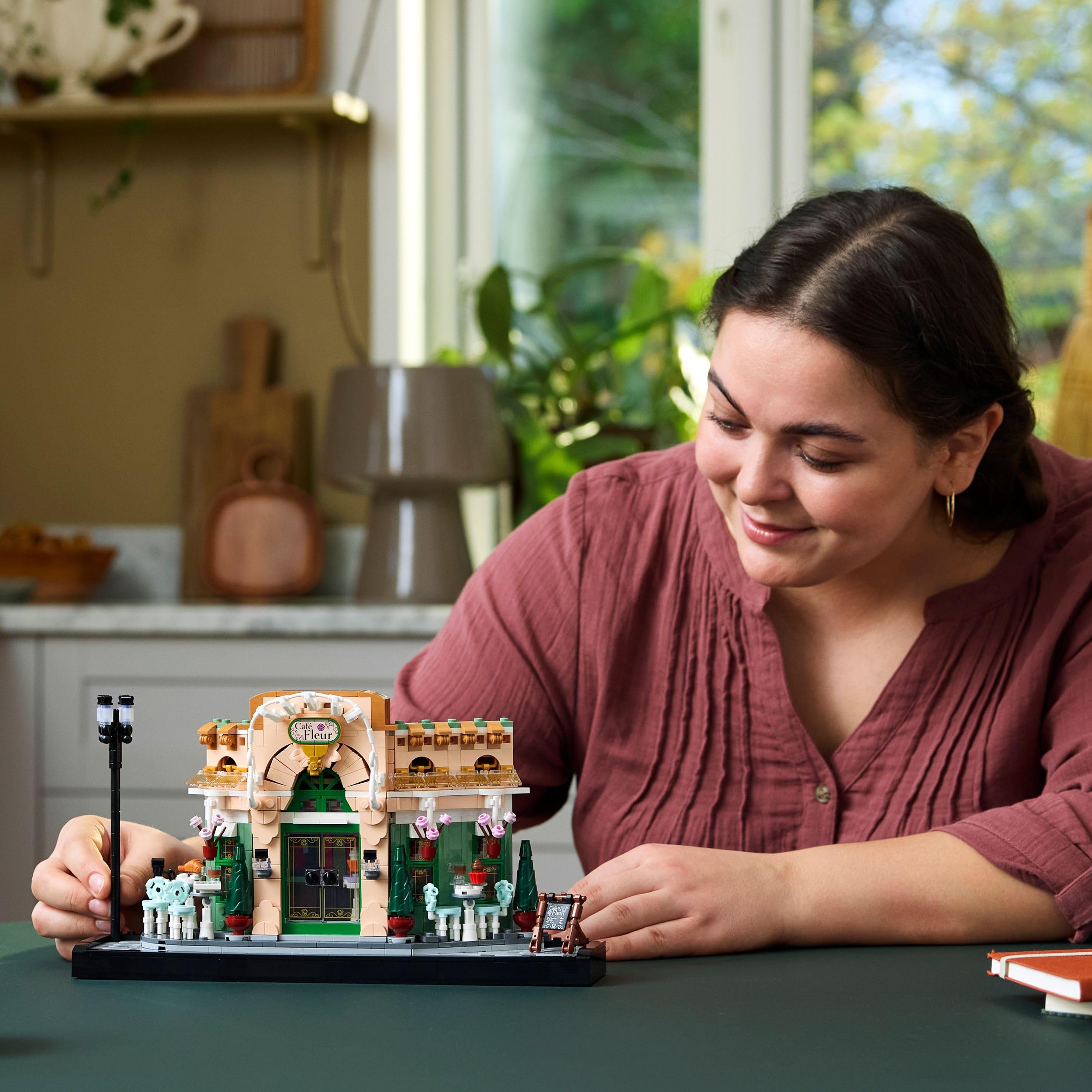 LEGO Icons Café Francese - Kit Modellismo Fai da Te per Adulti da Collezione - Casa in Miniatura Progettata come Decorazione per Salotto, Casa o Ufficio - Idea Regalo Creativa per Donna o Uomo - 10362