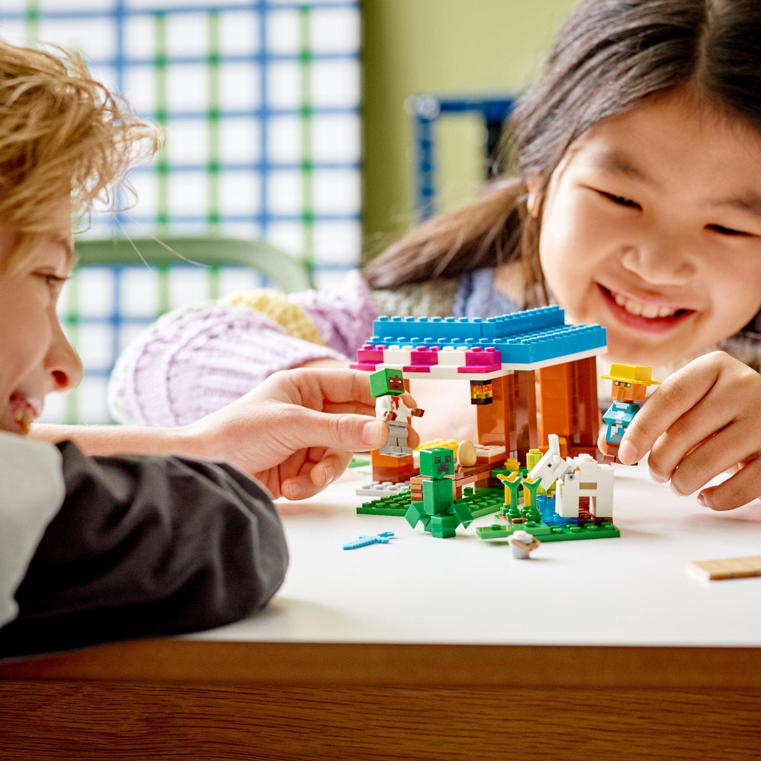 LEGO Minecraft La Panetteria, Villaggio di Neve, Casa Giocattolo con Creeper, Spada e Accessori Originali, Giochi per Bambini dai 8 Anni in su 21184
