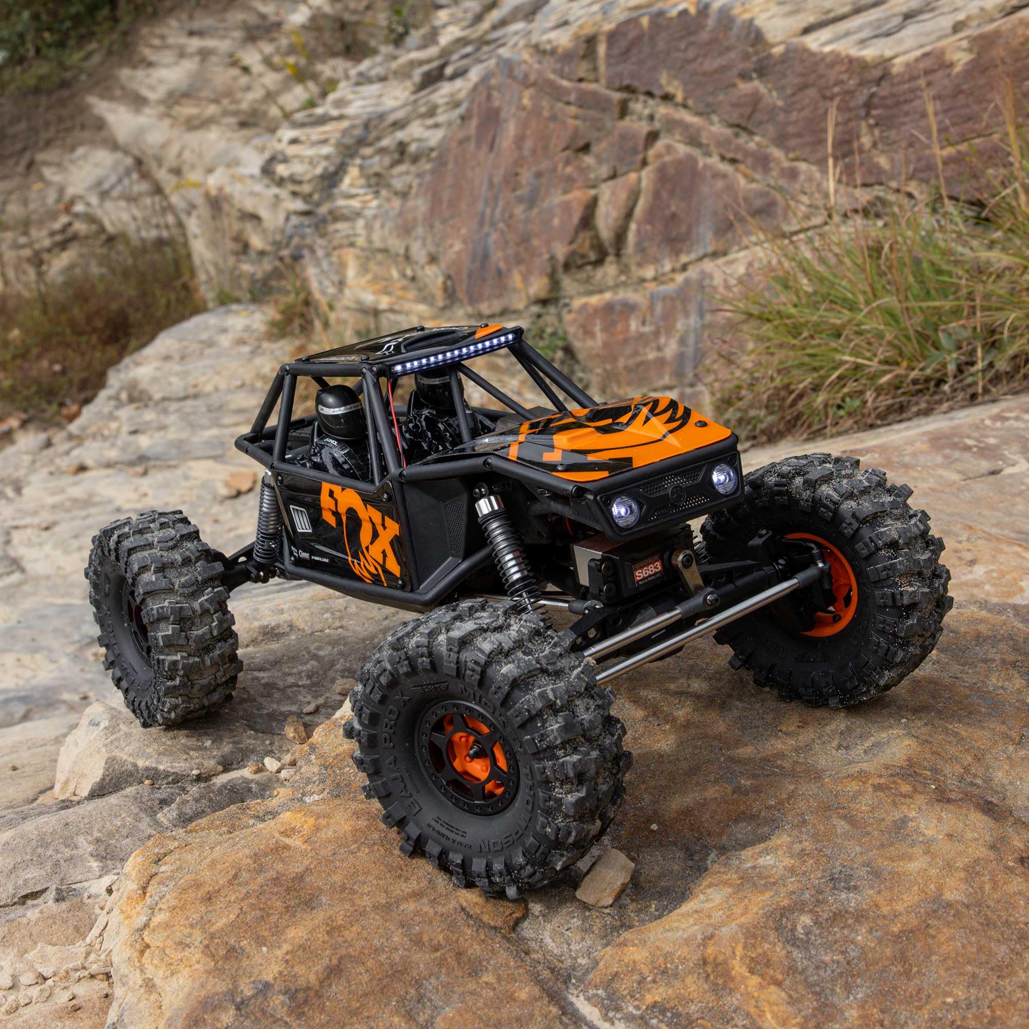Axial 1:10 UTB10 Capra 1.9 4WS 4x4 Ready to Run Rock Crawler - Coche Todoterreno teledirigido, Motor de Cepillo, sin batería ni Cargador, Color Naranja