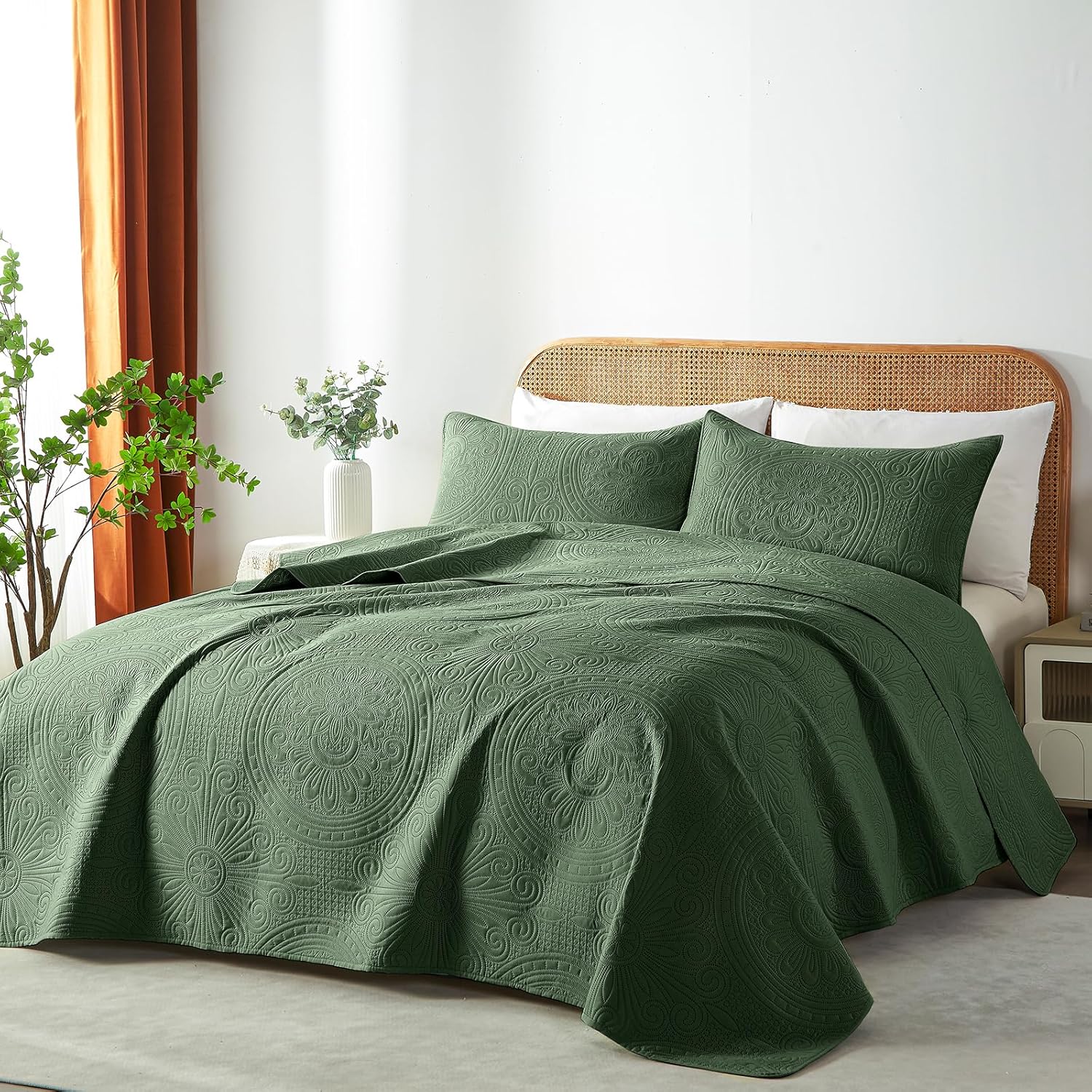 WURUIBO King/Cal King Quilt Set Olive Green,Ultrasonic Embossed Bedspread, Lightweight Microfiber Coverlet, Modern Thin Bedding Set for All Season, 3 Piece(1 Quilt,2 Pillow Shams)