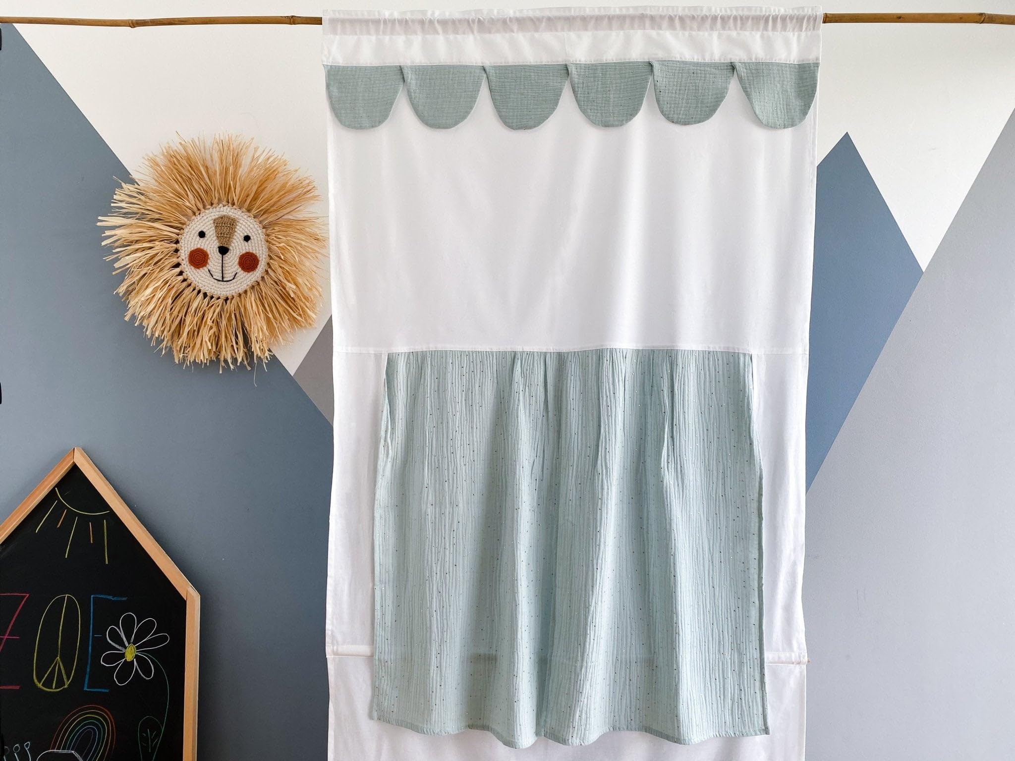 KraftKids Teatro delle bambole Kasperletheater per telaio della porta, ghirlanda di bandierine e tenda arrotolabile, in mussola dorata su verde in 100% cotone, 90 × 200 cm, fatta a mano UE