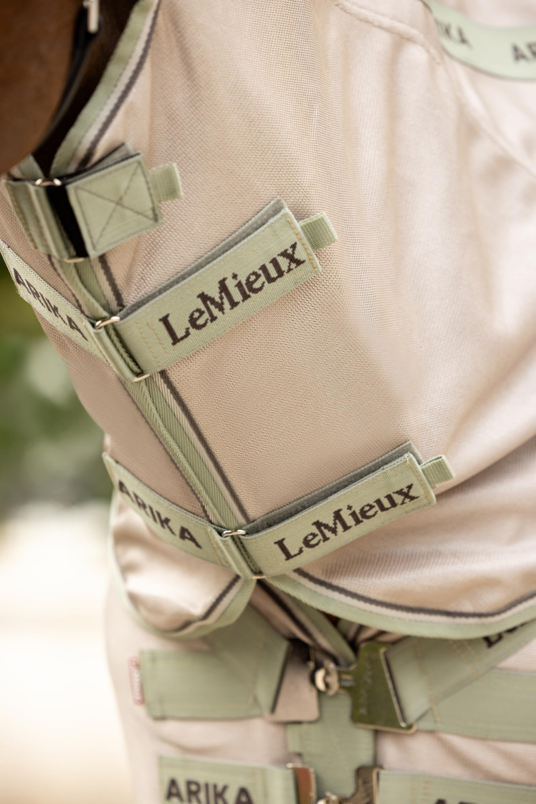 LeMieux Arika Armour-Tek - Alfombra antimoscas - Protección UV - Antibacteriana - Cuello desmontable - Correa extendida para el vientre - Piedra - 7 pies