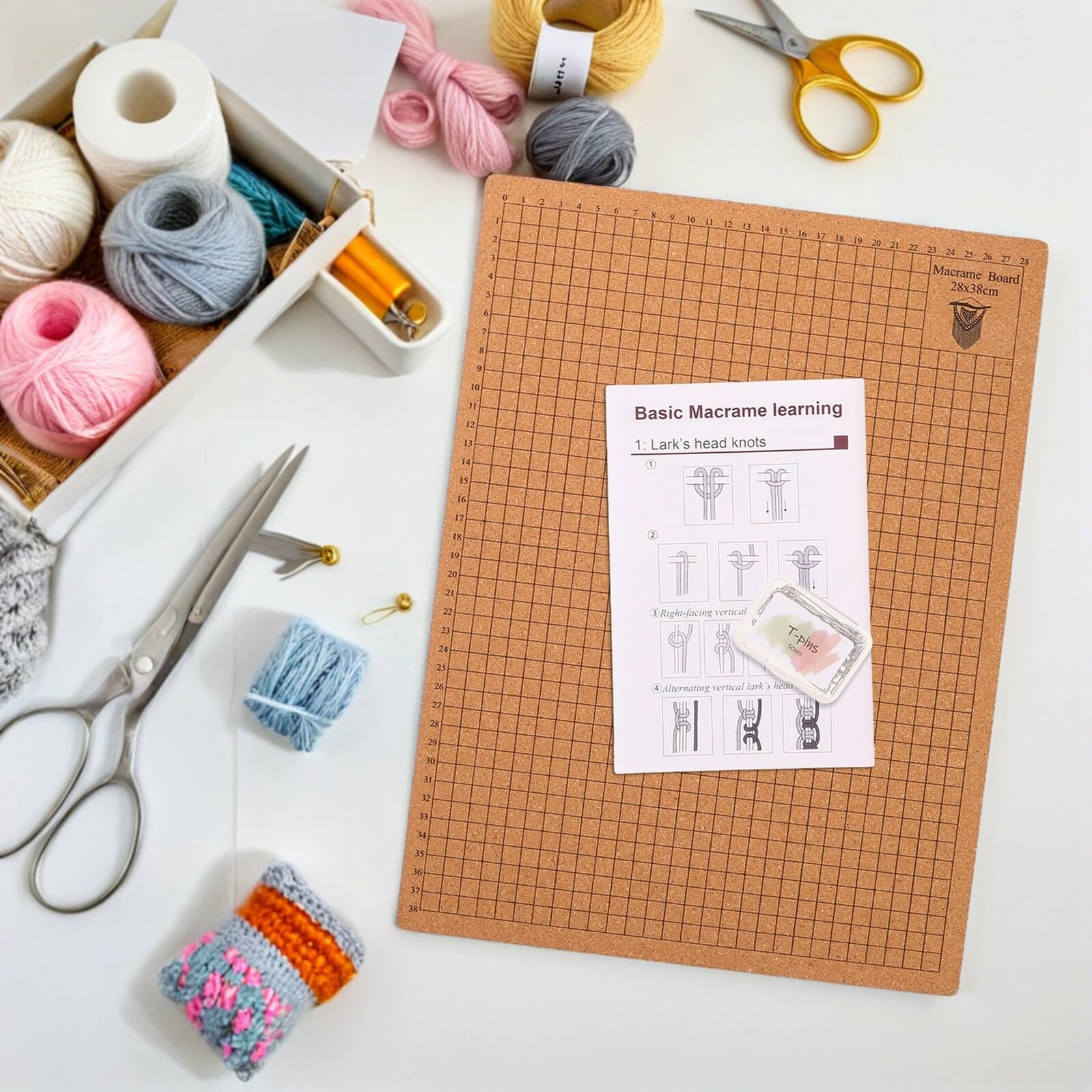 Kit D’Outils de Macramé pour Débutants Planche Quadrillée en Liège 28x38 Cm, 50 Épingles en T et Coussin à Épingles Doux – Accessoires de Tricot et Crochet pour Tissage, Macramé