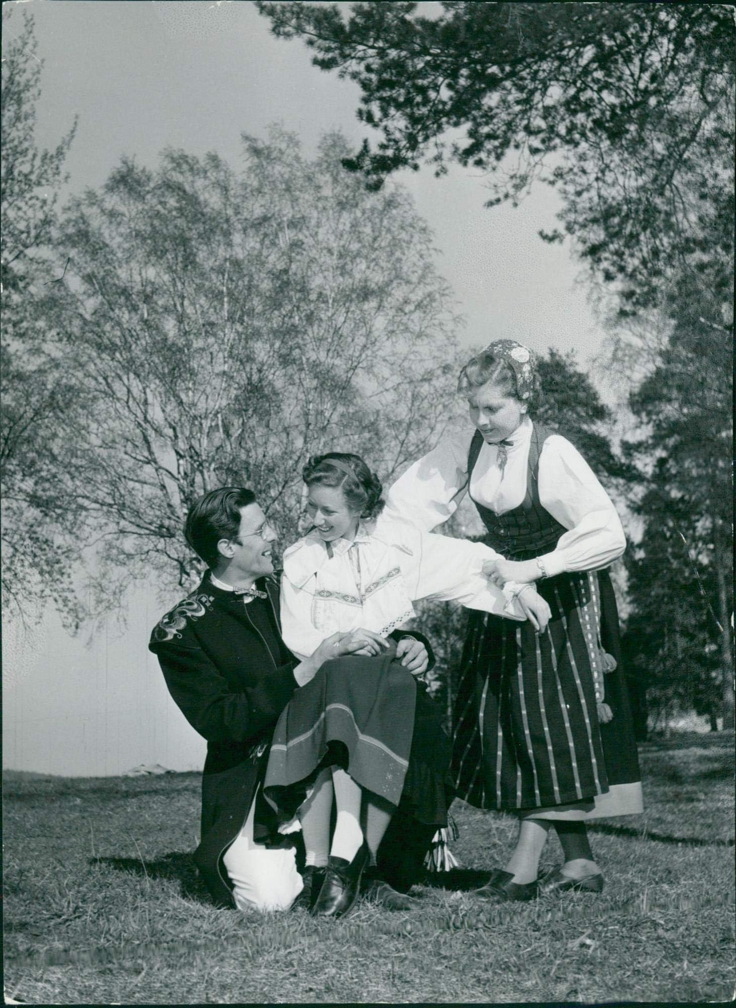 Vintage photo of Ving229;kerdans show, Karl-Axel Berglund where Ulla Carlsson sits in his knee