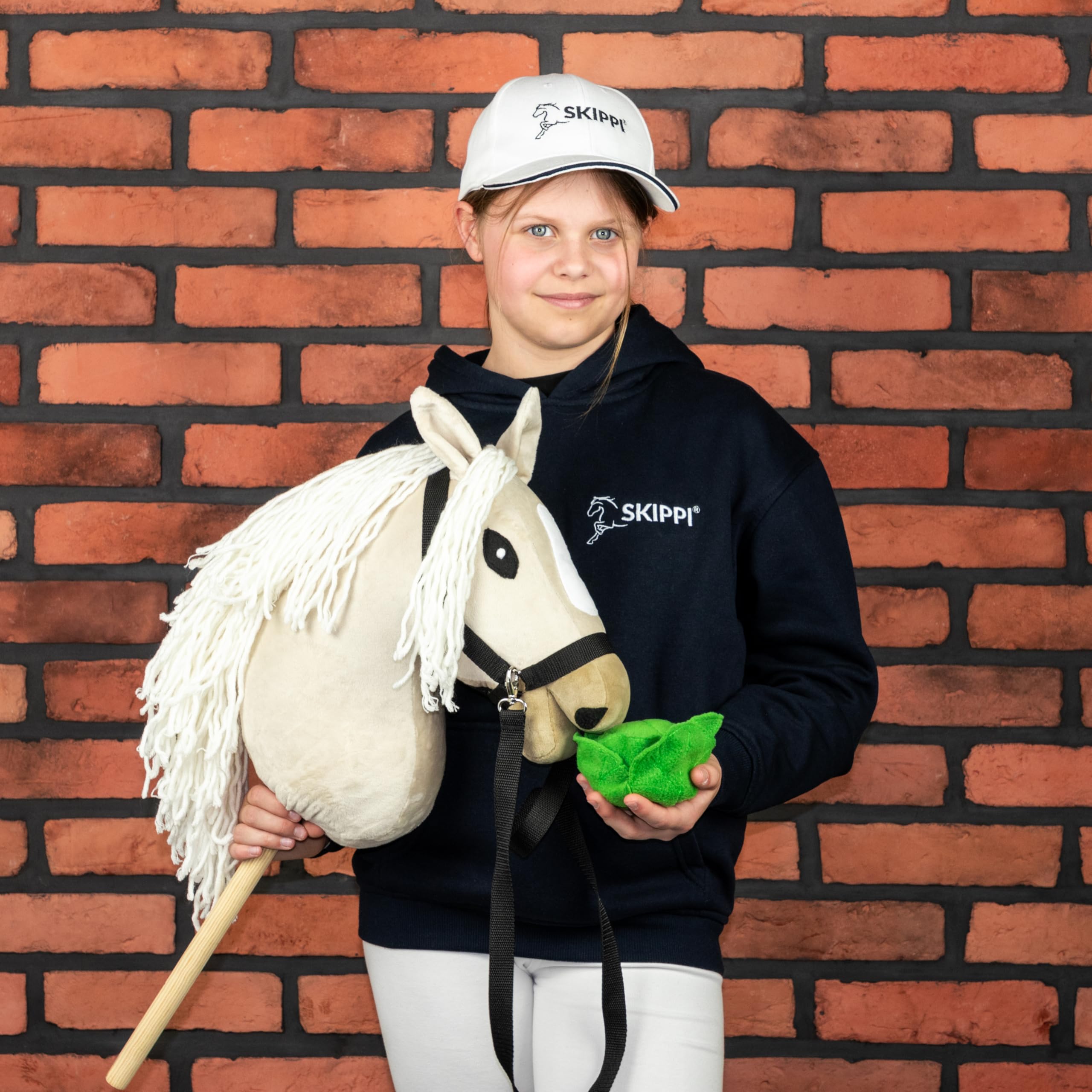 SKIPPI Hobby Horse Almond, Großes Steckenpferd A3, Halfter und Zügeln im Set, Hobby Horsing Pferd mit Zubehör, Ecru, Mandel, Hellbeiges Pferd