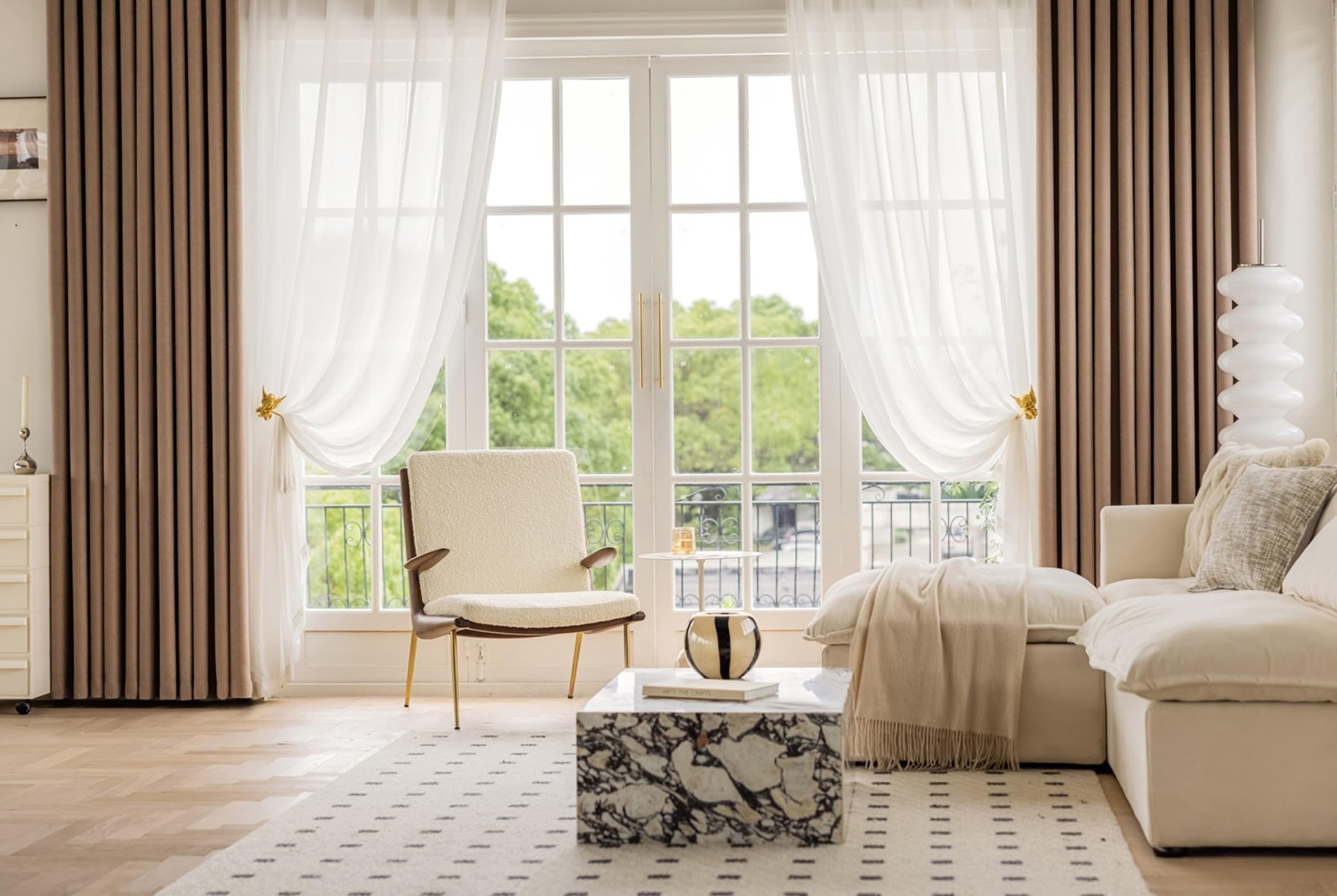 Gardiene Verdunkelnd 214 cm Lang, Vorhänge Braun Wohnzimmer Chenille mit Ösen Fenster Vorhang Einfarbig Jacquard Moderne 2 Stück Ösenvorhang für Schlafzimmer, 214x107 cm(Höhe x Breite)