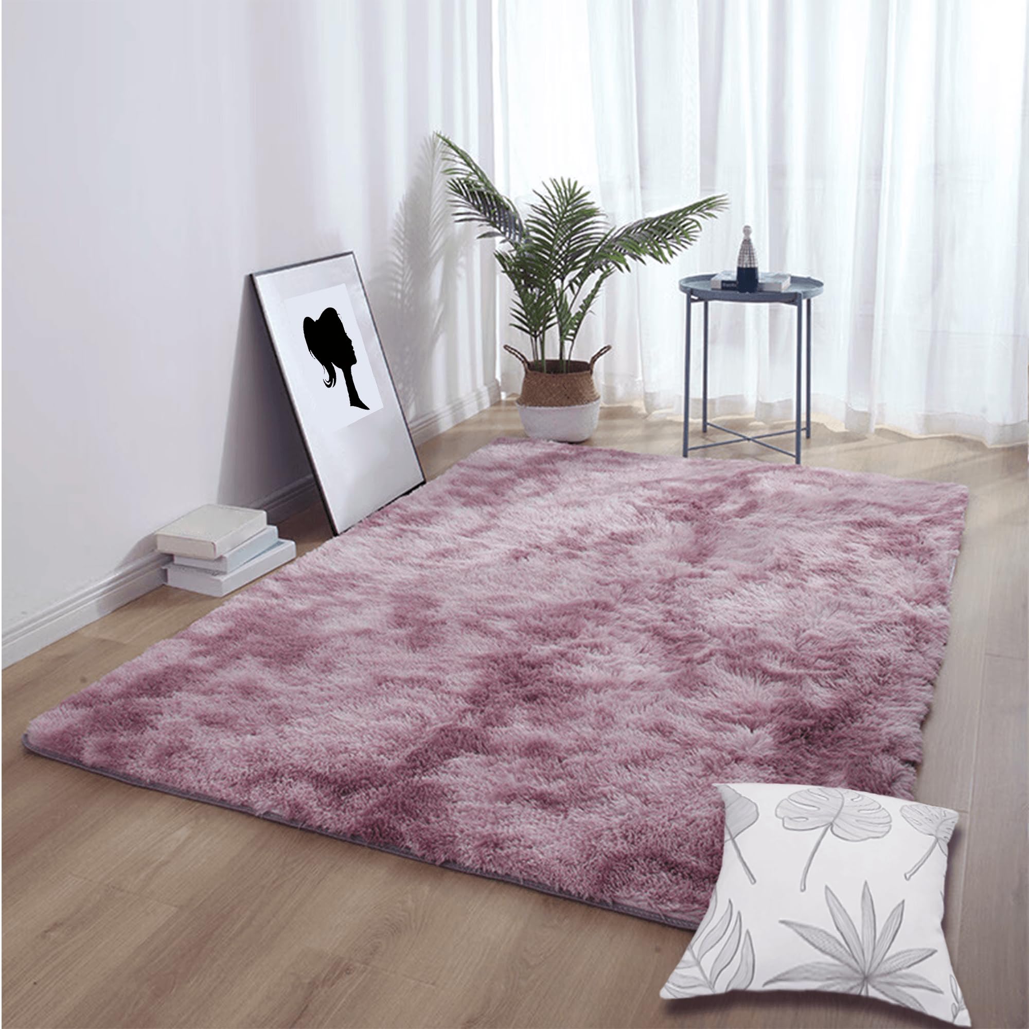 Tapis salon chaleureux rose pourpre sous le canapé moderne