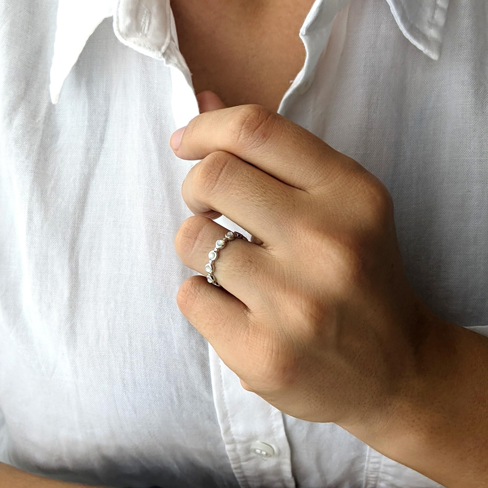 Silverly Anillo Mujeres en Plata de Ley .925 Delgada Banda con Nácar Blanca