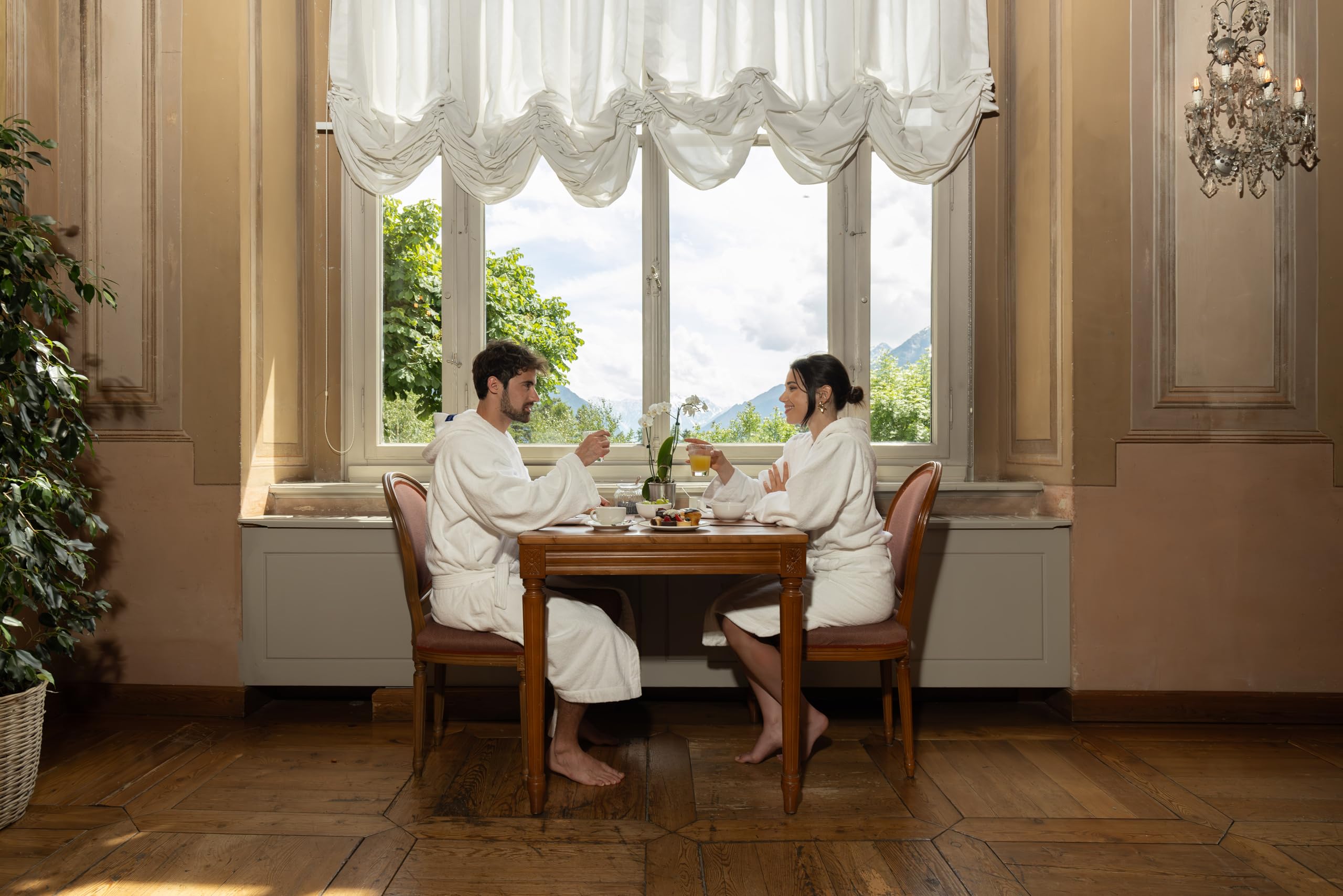 QC TERME SOGGIORNO GUSTO DI BENESSERE, Una Notte con Ingresso al Percorso Benessere e Cena per Due Persone, Valido 24 Mesi, Esperienza Benessere in Elegante Cofanetto Regalo
