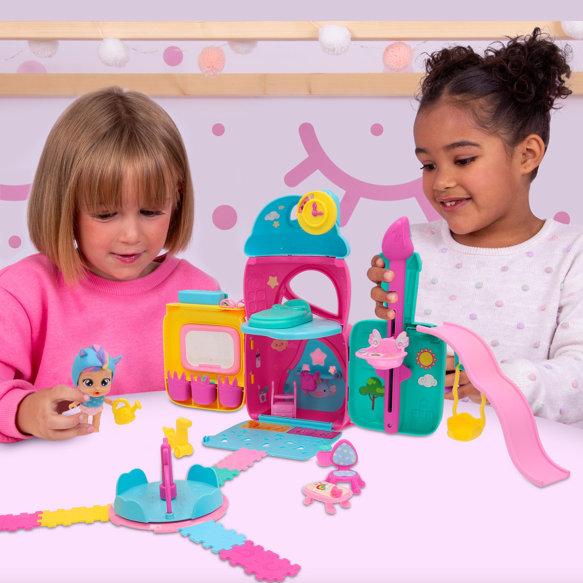 Cry Babies Playtime Jenna's Day Care, Maison de Poupées Day Care, Playset avec Un Personnage Exclusif, 18+ Accessoires et Surprises, Pleure de Vraies Larmes, Jouet Cadeau pour Enfants de 4 à 6 Ans