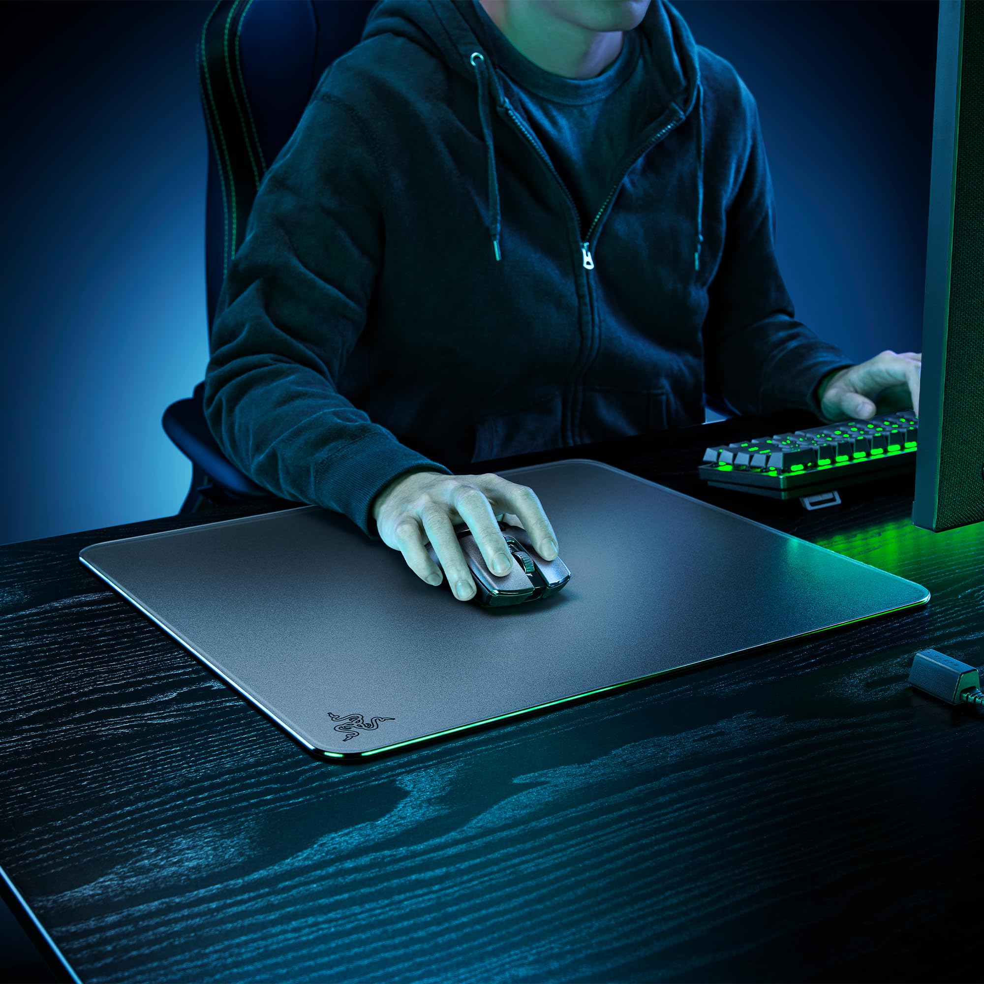 Razer Atlas - Tapis de Souris en Verre (Verre trempé de Qualité Supérieure, Surface Ultra Lisse & Micro-découpée, Résistant à la Saleté et aux Rayures, Mouvements Silencieux, Base Antidérapante) Noir