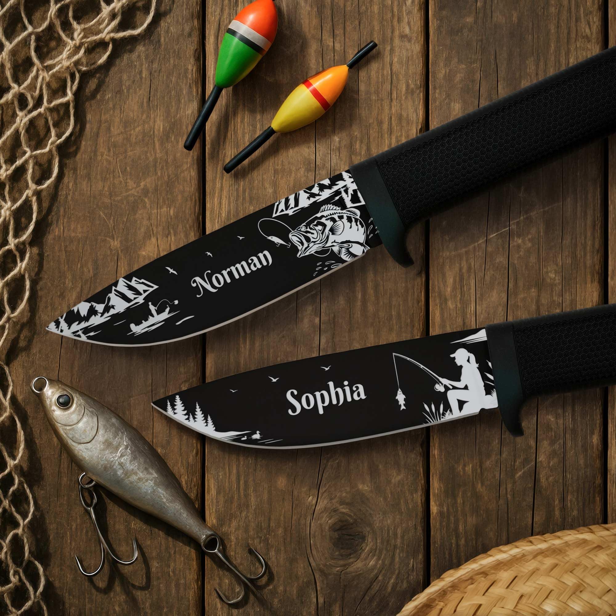 ADAM WILD Angelmesser mit Gravur | schwarze Klinge | Geschenke für Angler | Personalisiertes Anglermesser, Name & Motiv graviert | robuste Edelstahlklinge & gummierter Griff | inkl. Messerscheide