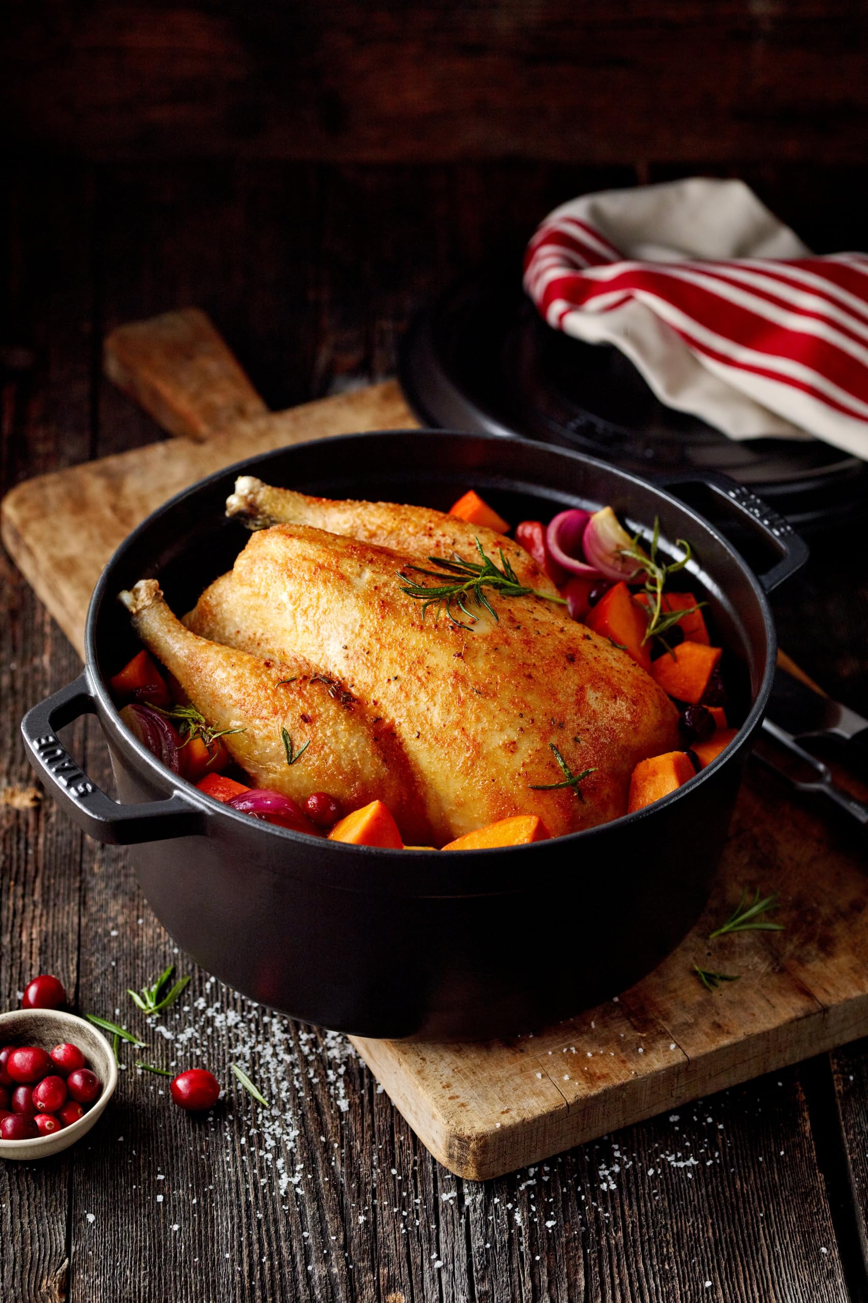 STAUB Cocotte, Gusseisen Bräter mit Deckel, 26 cm, 5,25 L, Rund, Alle Herdarten inkl Induktion, Made in France, Schwarz | Alle Herdarten inkl Induktion, Aromaregen-Deckel, Made in France